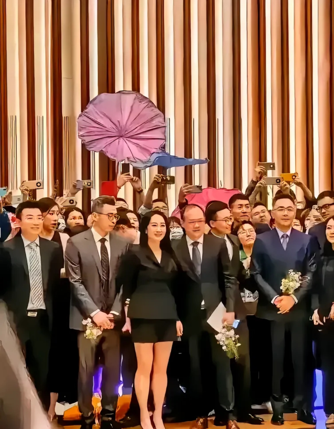 端庄大气的孟晚舟与众人的合影