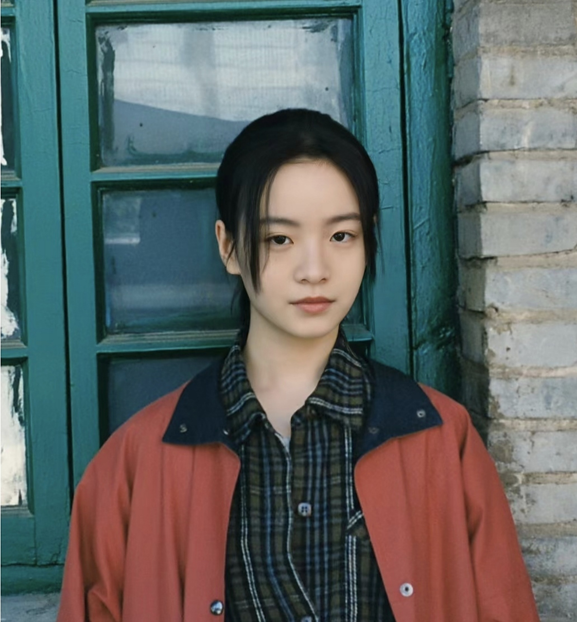 李庚希与好友聚会抽烟 我想说的是抽烟这种本身就不对的行为,但是生活