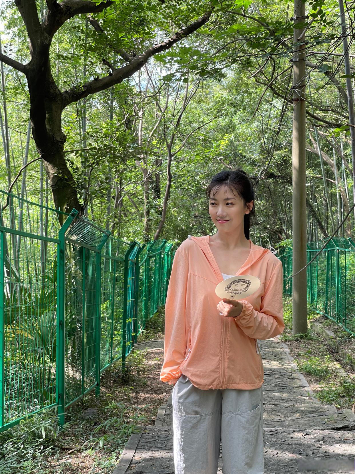 演员   菅纫姿生活照