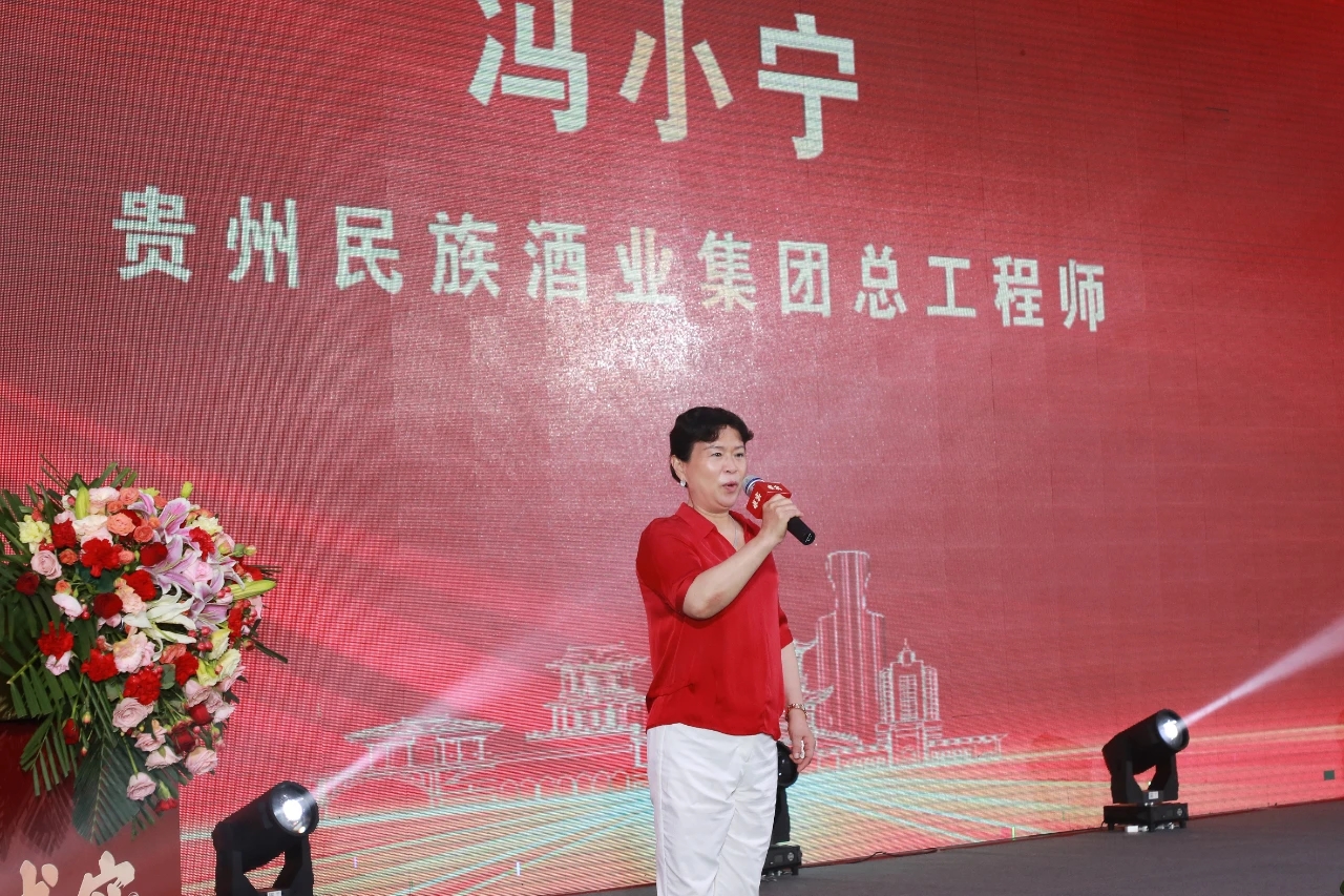 易延公司邀请到著名白酒勾调品评专家,酱香酒将冯小宁女士进行了