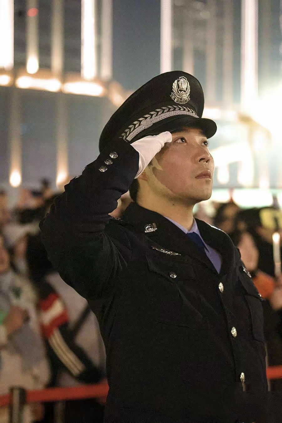 2025 年元旦那天,天还没亮,我就跑去成都天府广场看升旗了,那场面,可