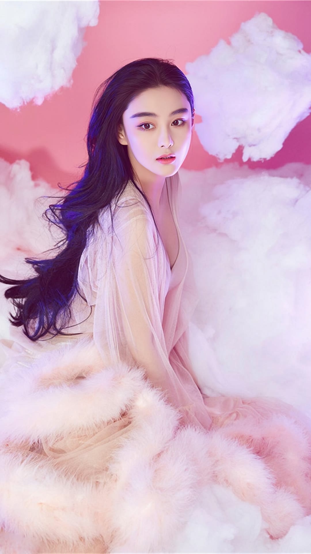 张予曦高清图片 "94张馨予,黑色的长发自然垂落,身穿白色长裙,仿佛