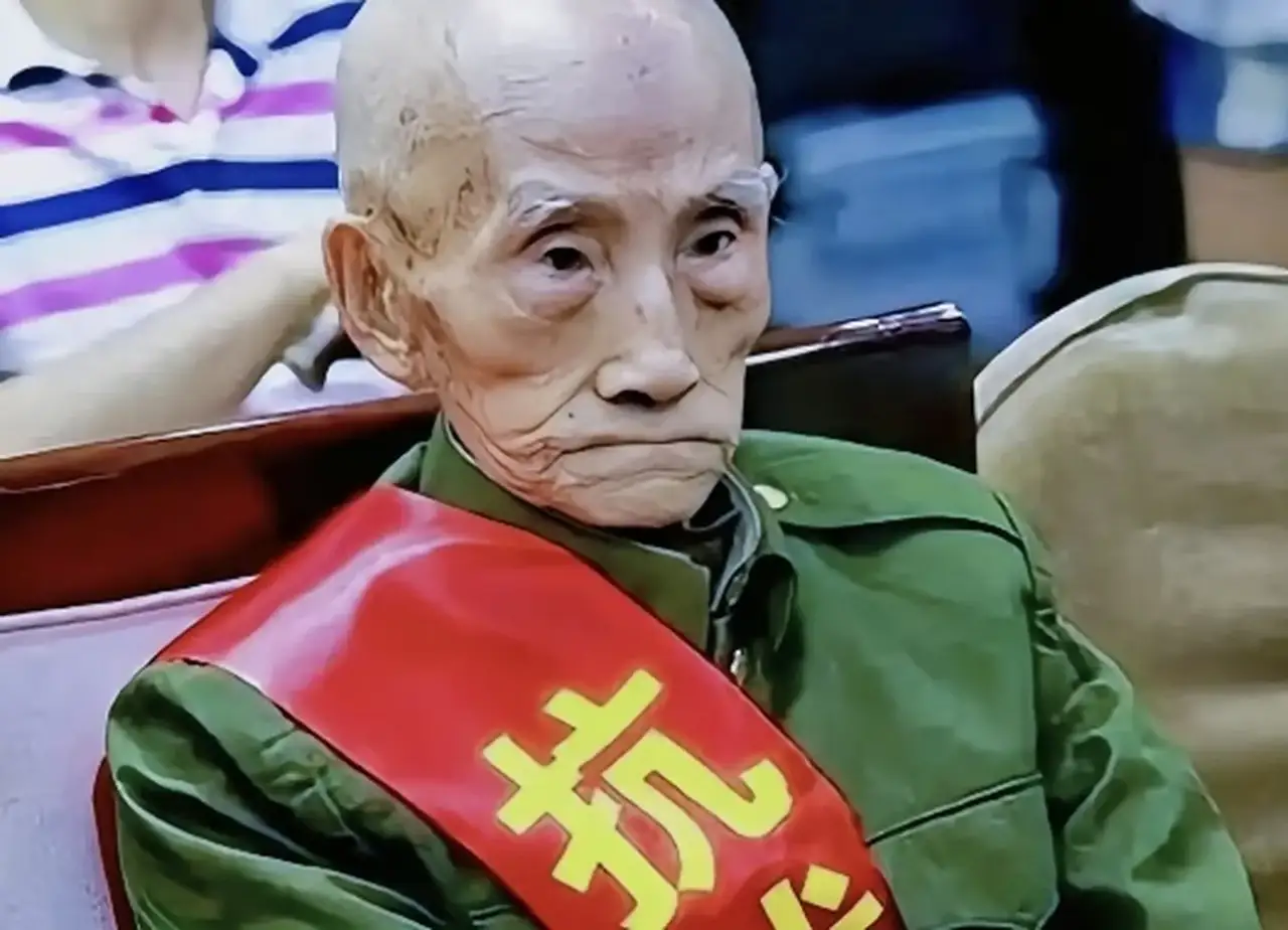 一个20岁的年轻战士,单枪匹马趴在山顶,对着100多