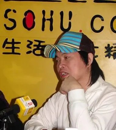 康康,台湾主持人,曾经月入百万,风光无限,这日子一过就是十年