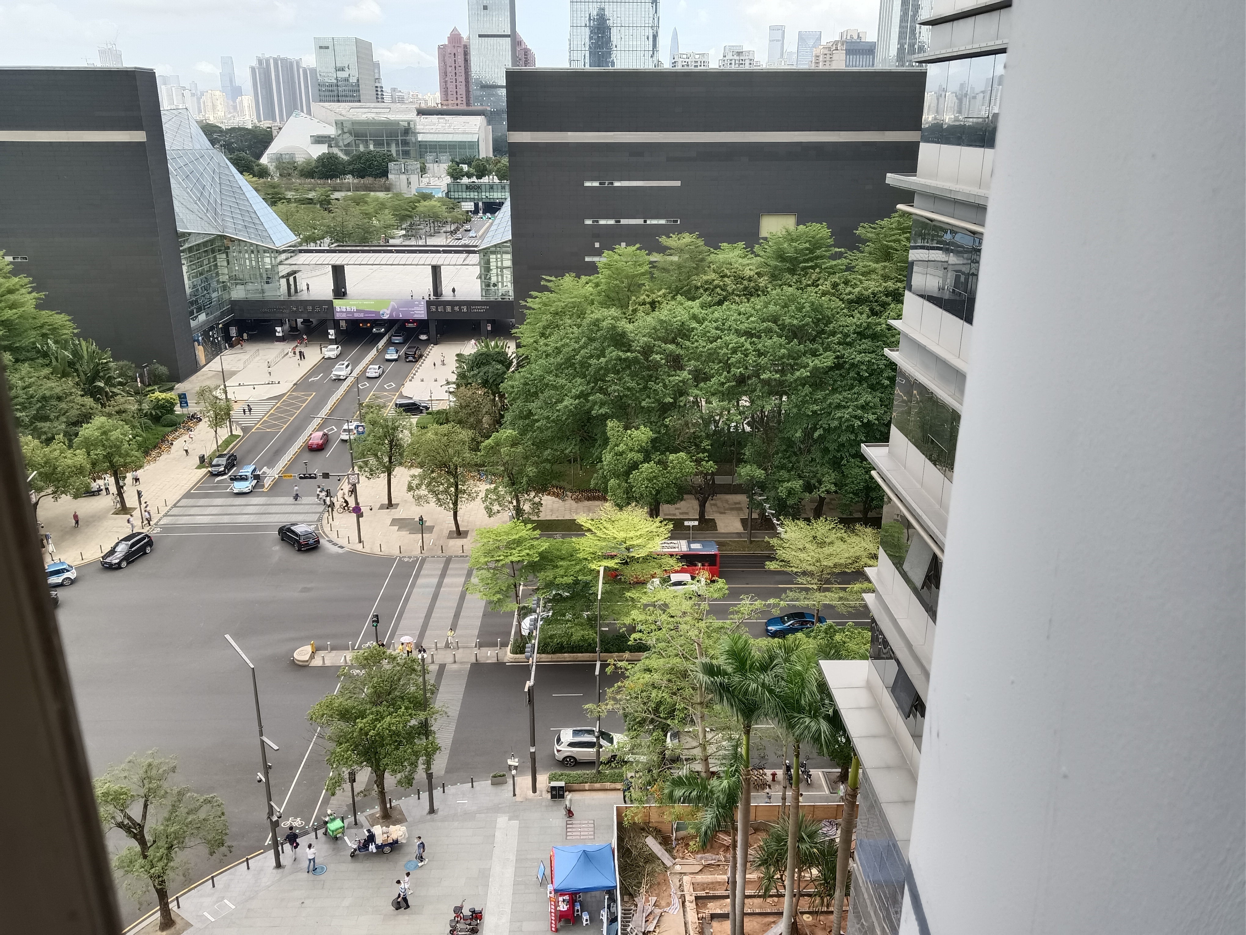 江苏大厦94平一室一厅,附带部分办公桌,东向看少年宫,屋内自带洗手间