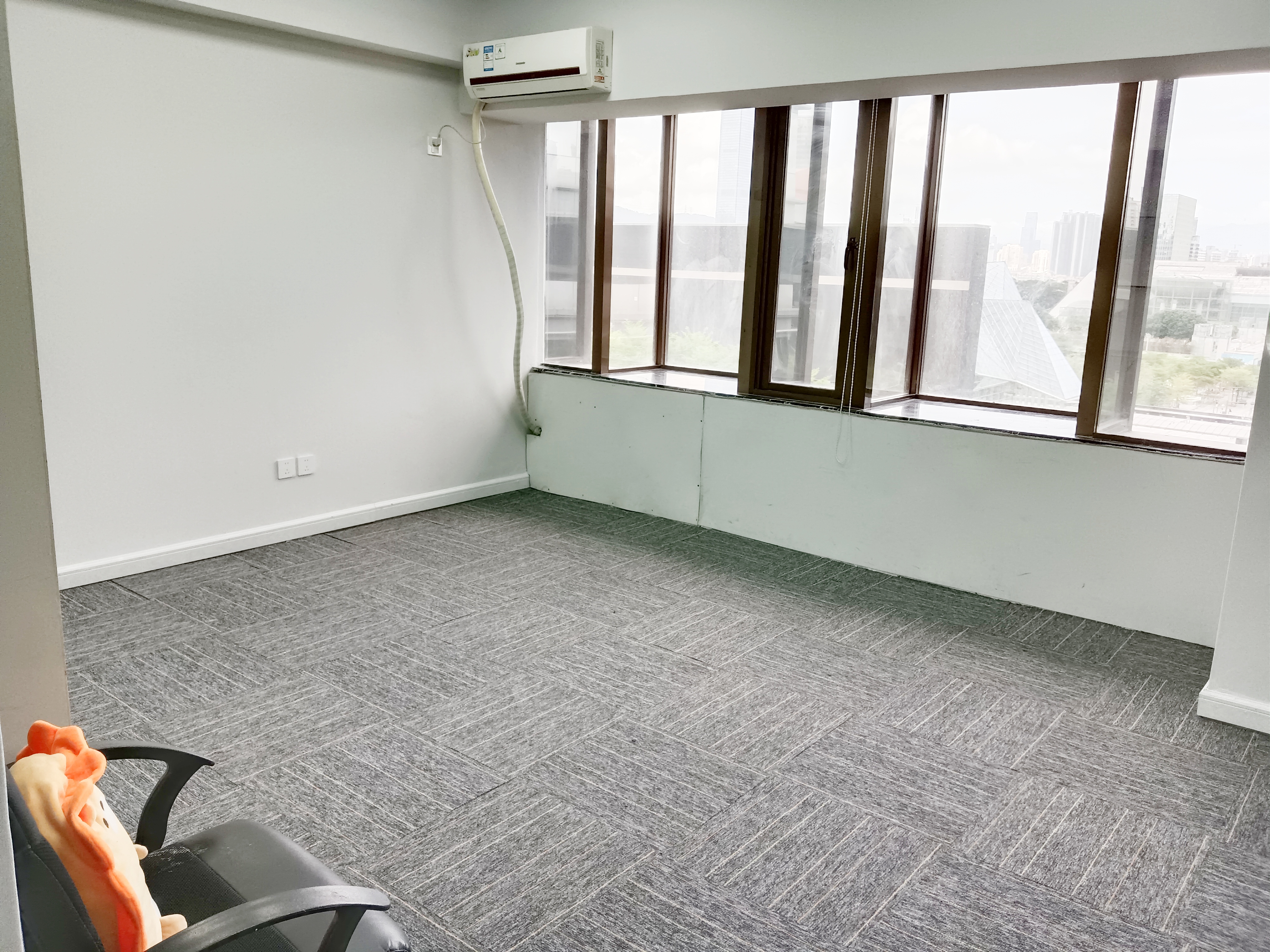 江苏大厦94平一室一厅,附带部分办公桌,东向看少年宫,屋内自带洗手间