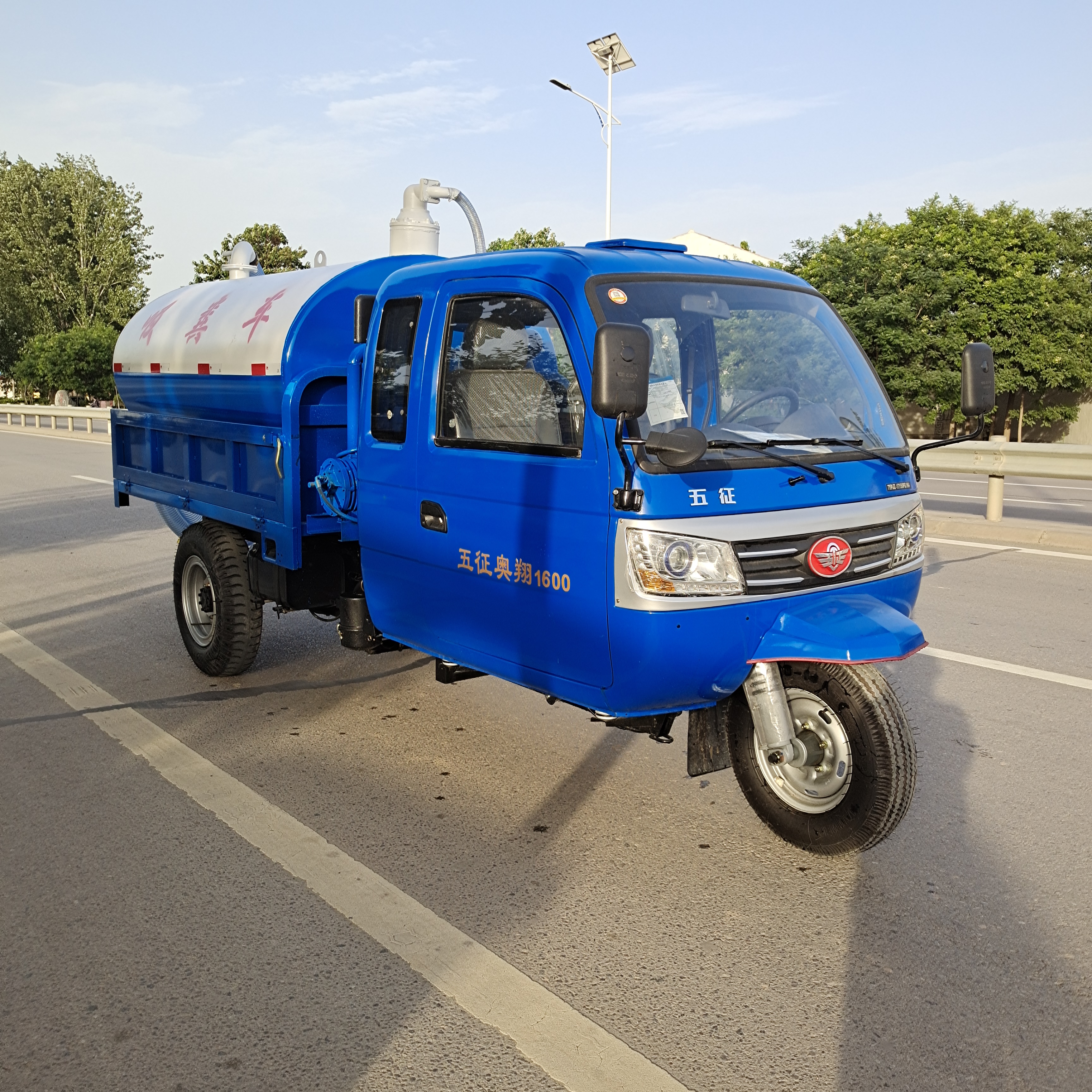 全封闭五征三轮吸粪车,24马力,高低速,带斗及自卸,加重后桥,配管子30