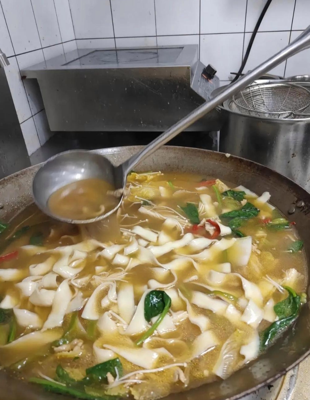 今天中午做的糊涂面条,天热好久没吃了.