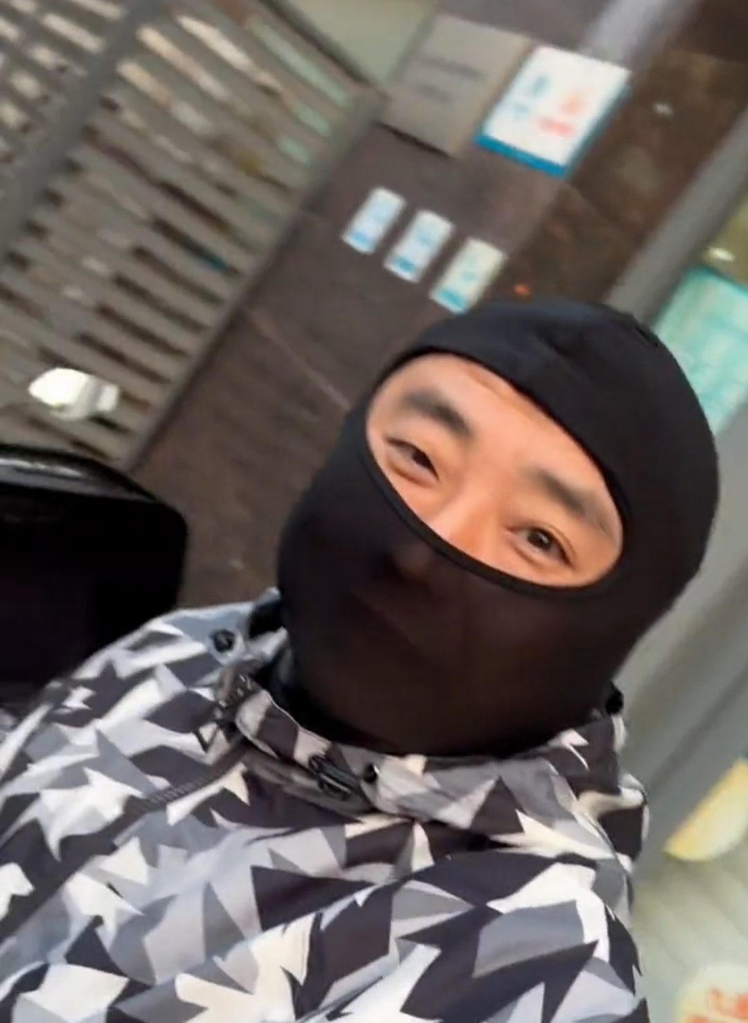 哥们你这合适的头套,合适的迷彩服出现在合适的场合,不让人多想都难