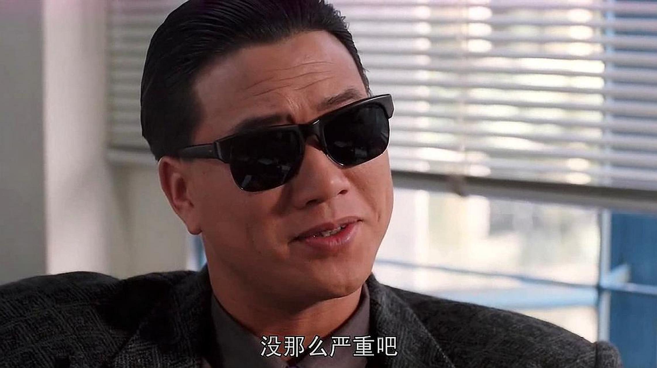 当年,tvb的"当红大佬"万梓良一边抽着雪茄一边想要退隐,tvb恳请万梓良