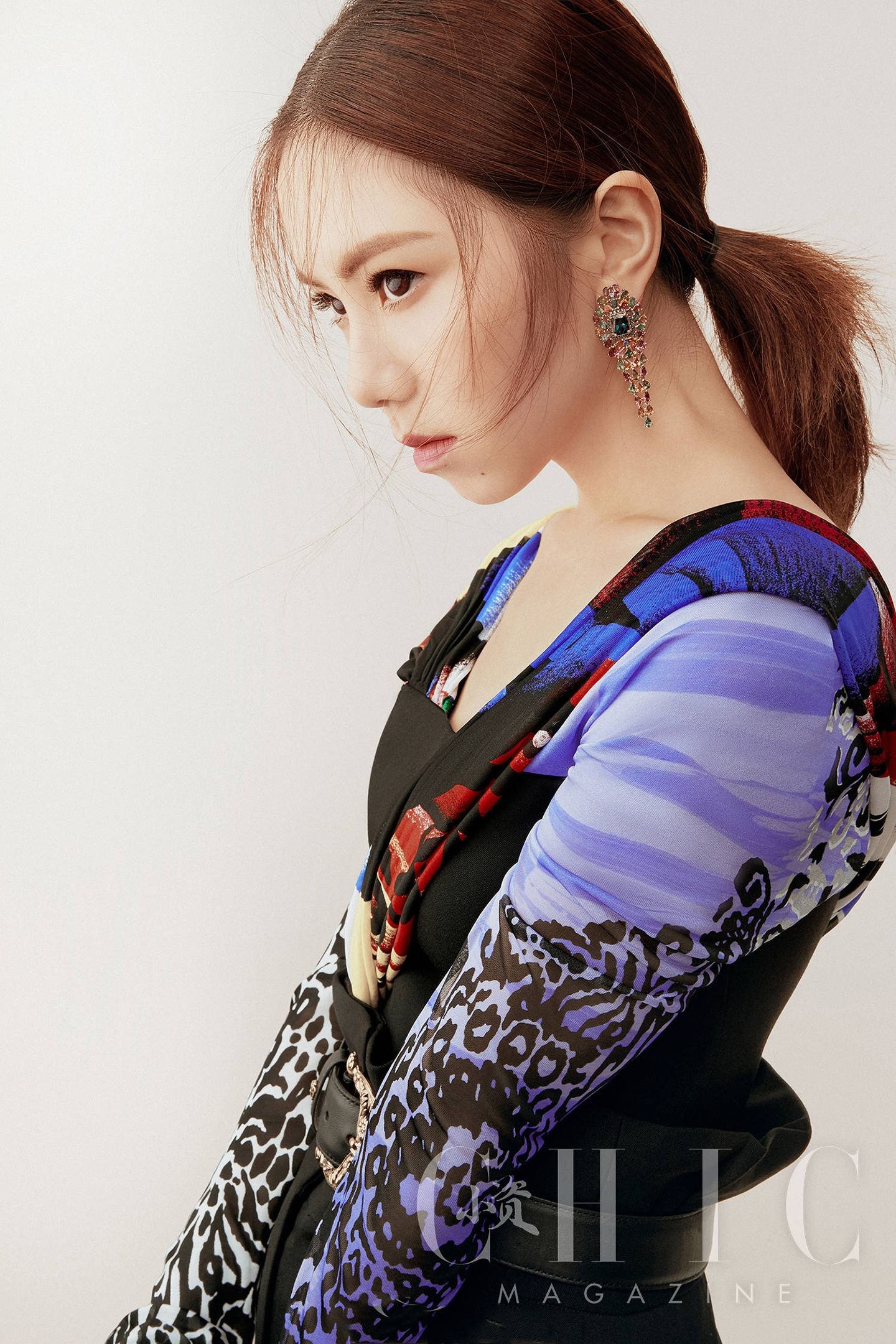 1,归国铁刘海小花想捧妹妹出道,但是妹妹的重心在钓富二代上,忙着和富