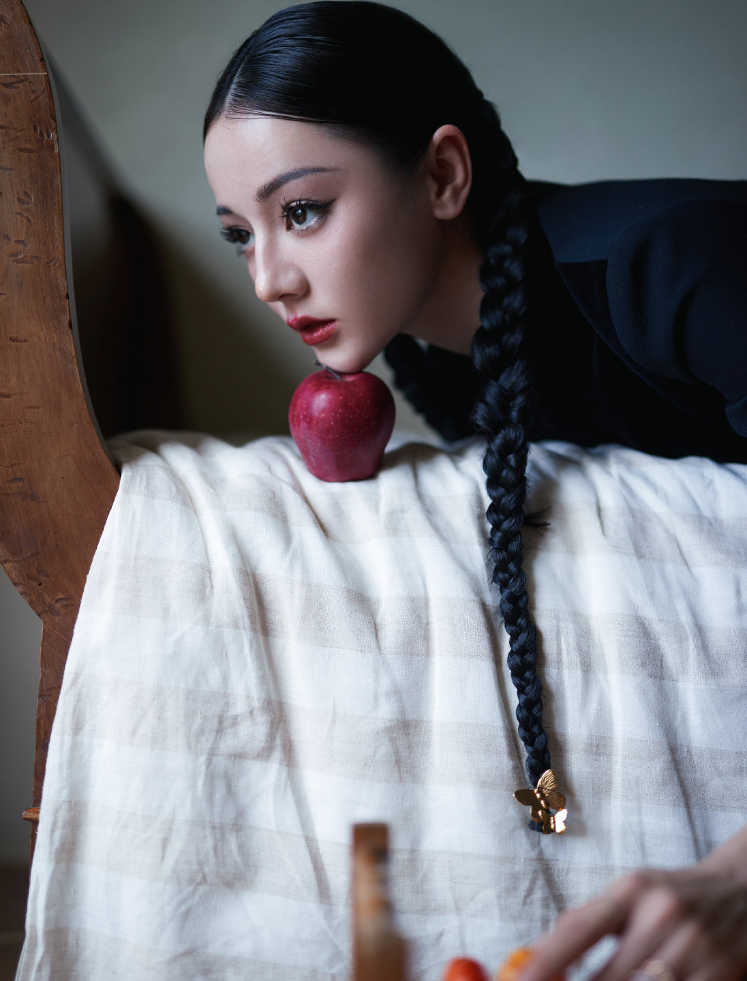 迪丽热巴# #迪丽热巴双马尾麻花辫#  贴头皮的双麻花辫,复古捍浇