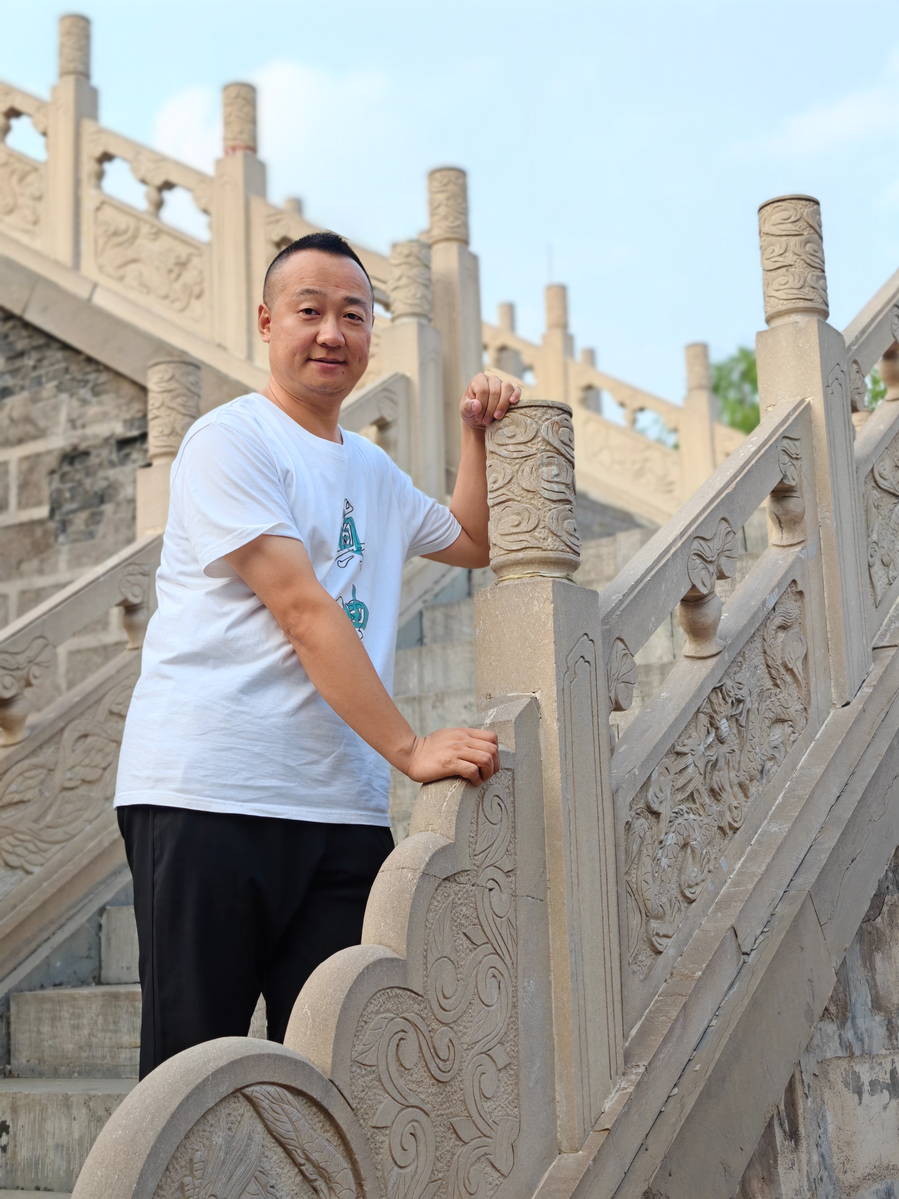 八口,人们都说是疯了,傻了,神经了,人家们家家户户都是张罗着吃喝生活