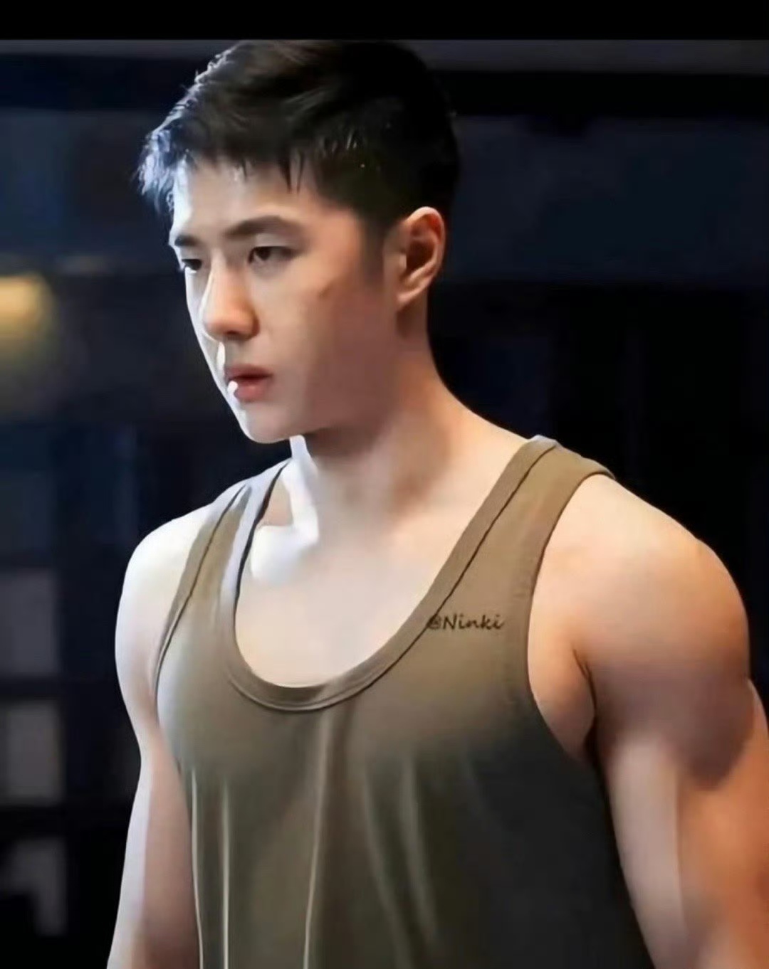 肌肉发达的王一博谁看了不迷糊?这肌肉线条太绝了!