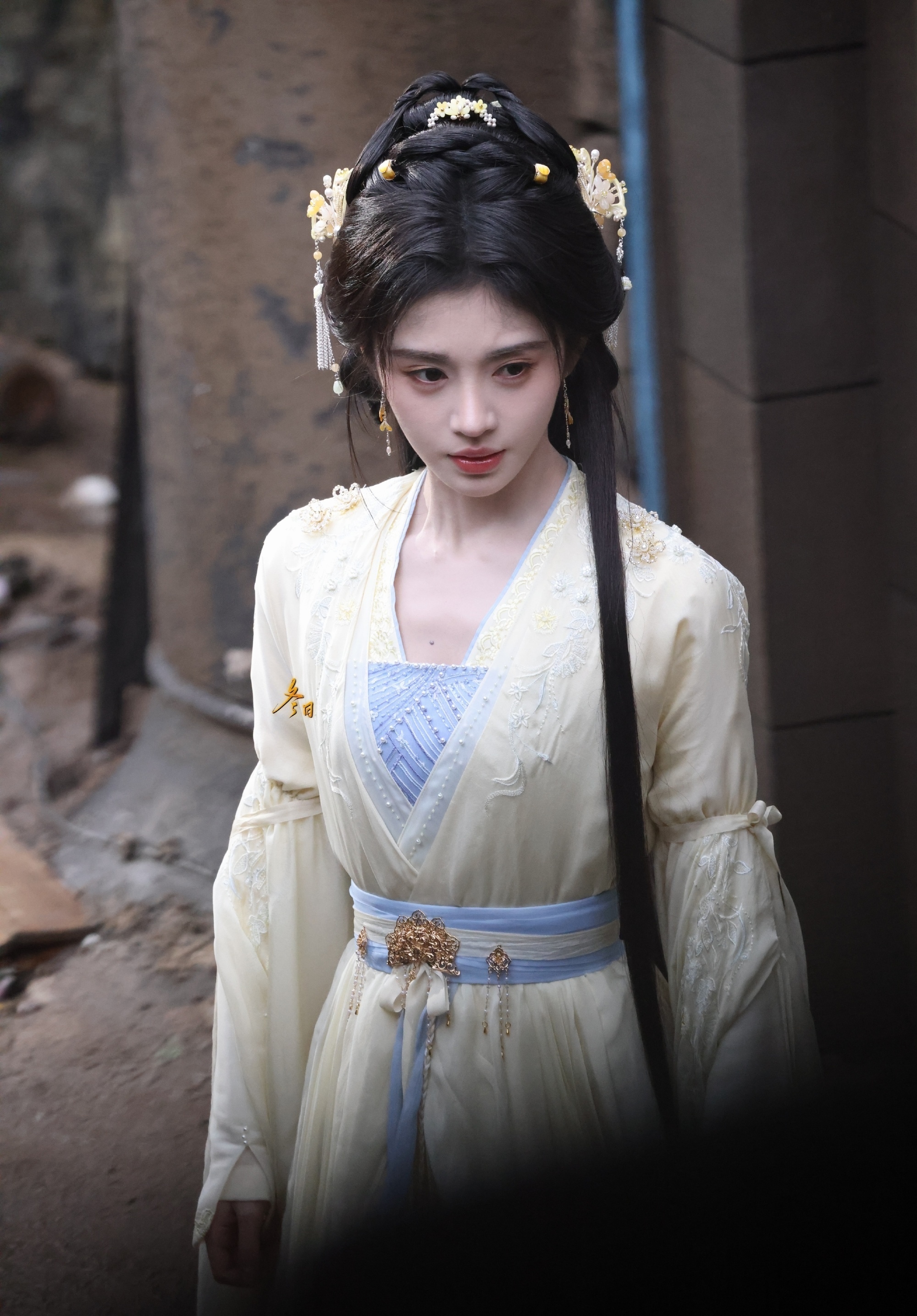 鞠婧祎淡黄衣袂飘逸如仙,白纱发饰更添清雅.