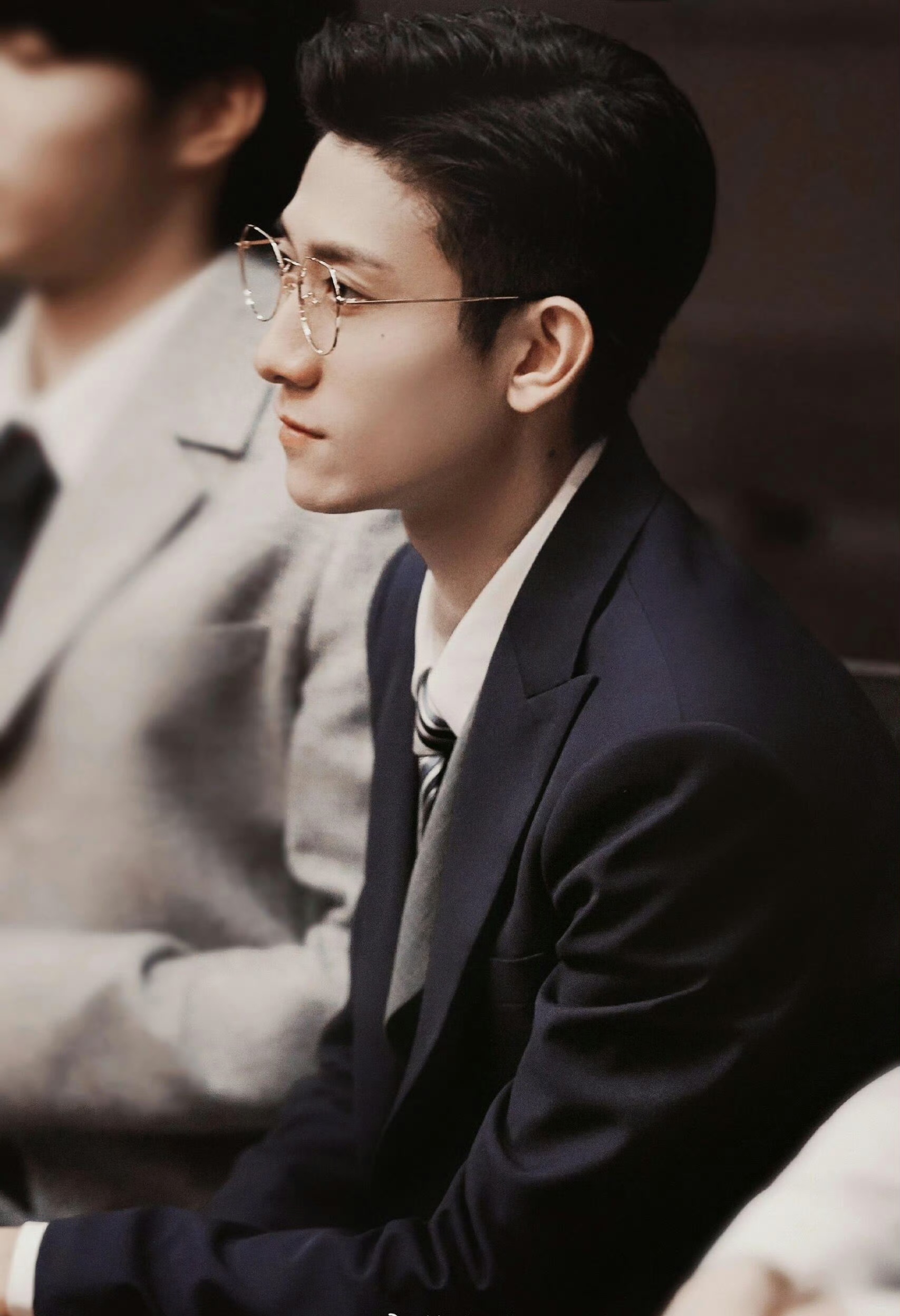 金丝边眼镜是检验颜值的重要标准,男明星戴金丝眼镜,谁戳中了你的心巴