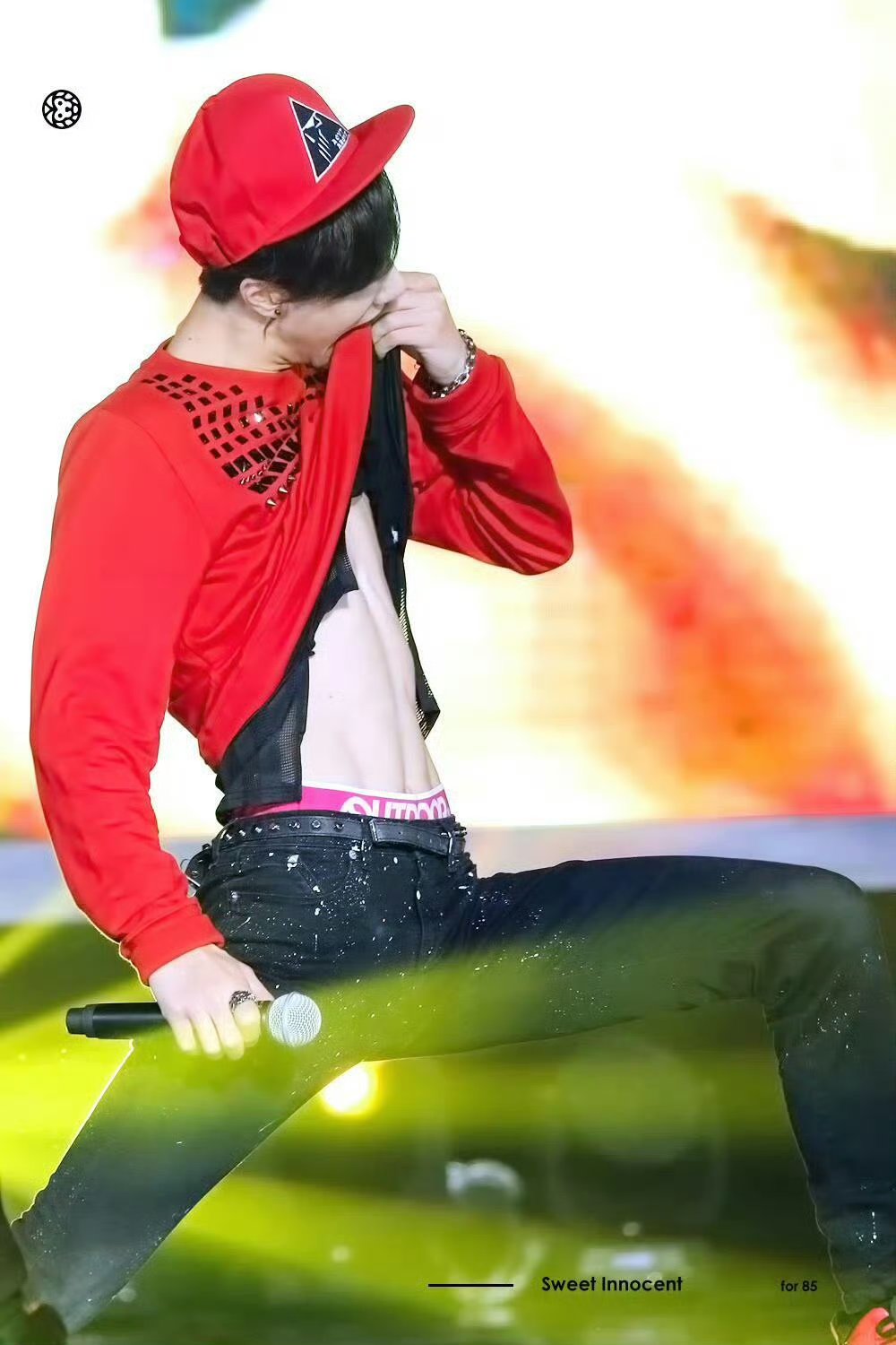 穿红衣服的王一博,热烈少年,红衣如火,燃尽青春的热血与梦想,每一步都