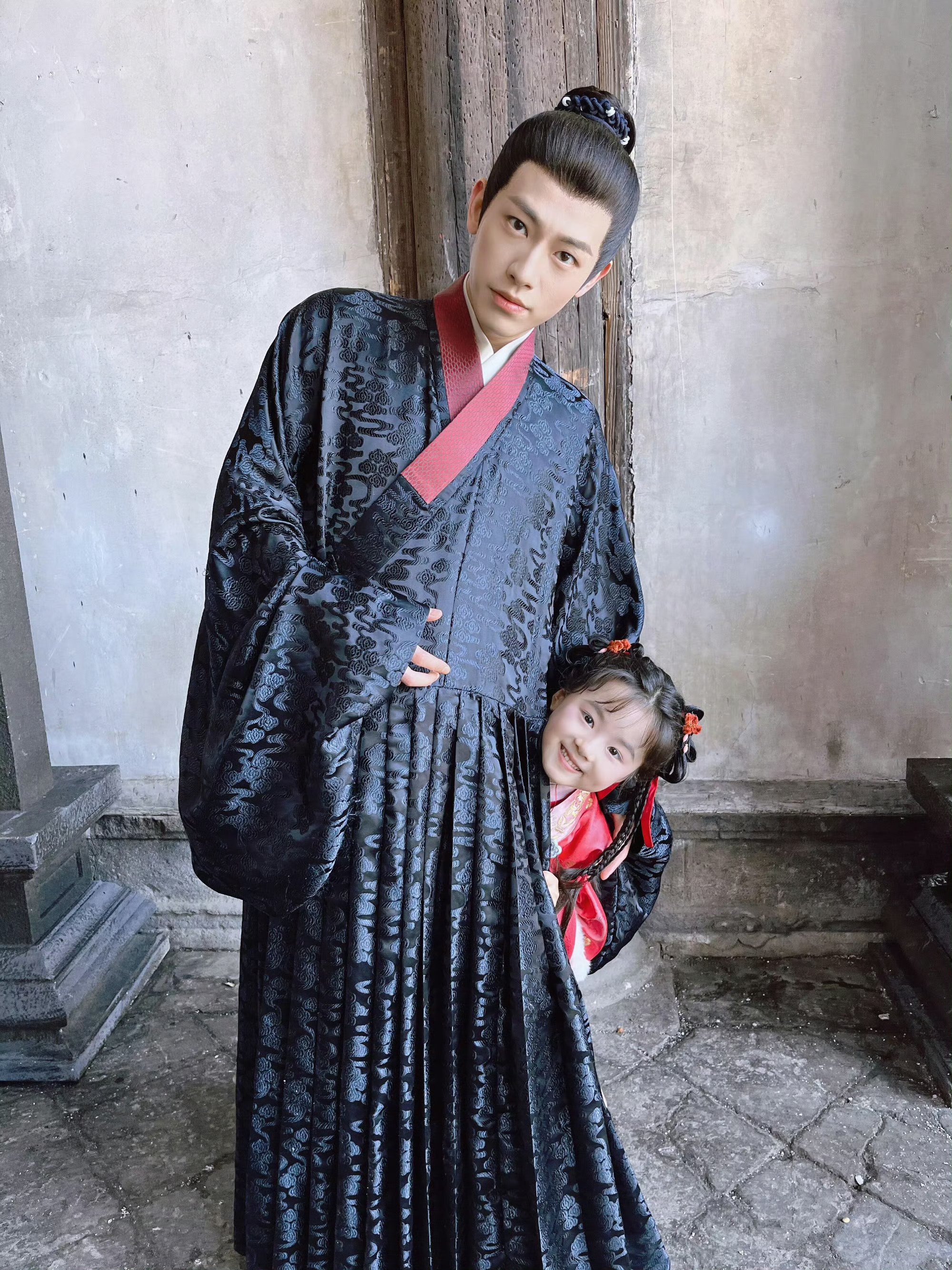 想不到辛云来和他剧中的女儿竟有点父女脸,可以认做干女儿了