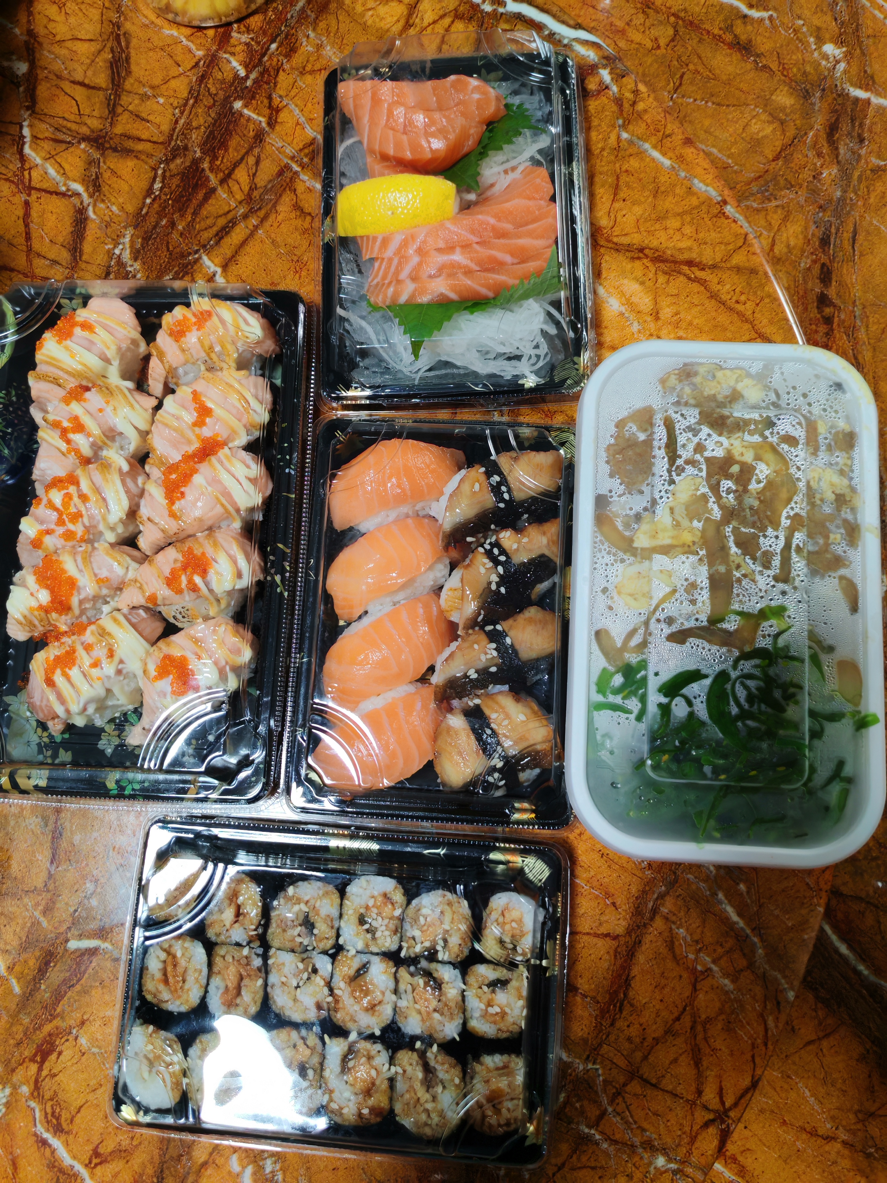 "午后的阳光正好,一份精致的寿司外卖悄然而至,色彩斑斓的鱼生搭配着