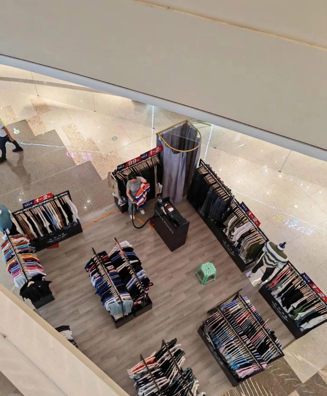 才发现这种大商场里面的小店面,这里面的试衣间在楼上是看的见里面的