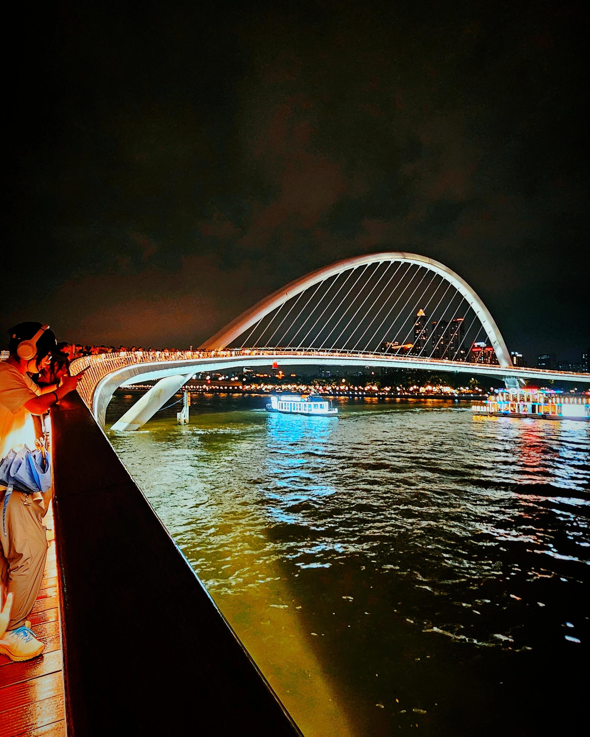 这座桥也太美了,没忍住多拍了几张,这个夜色真太