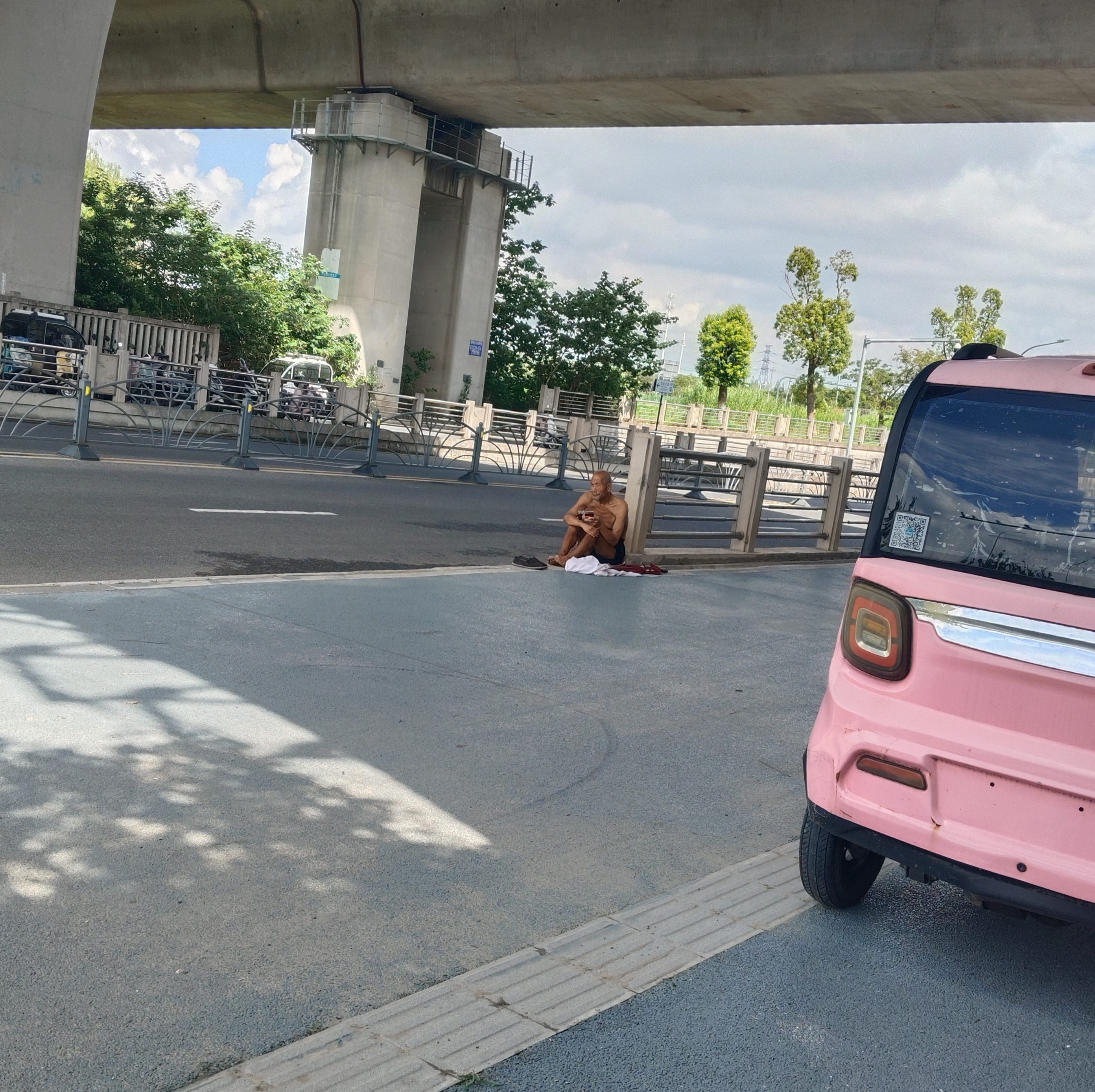 在昆山陆家镇夏桥地铁站附近的高架桥下,中午时分看到一位老者在此