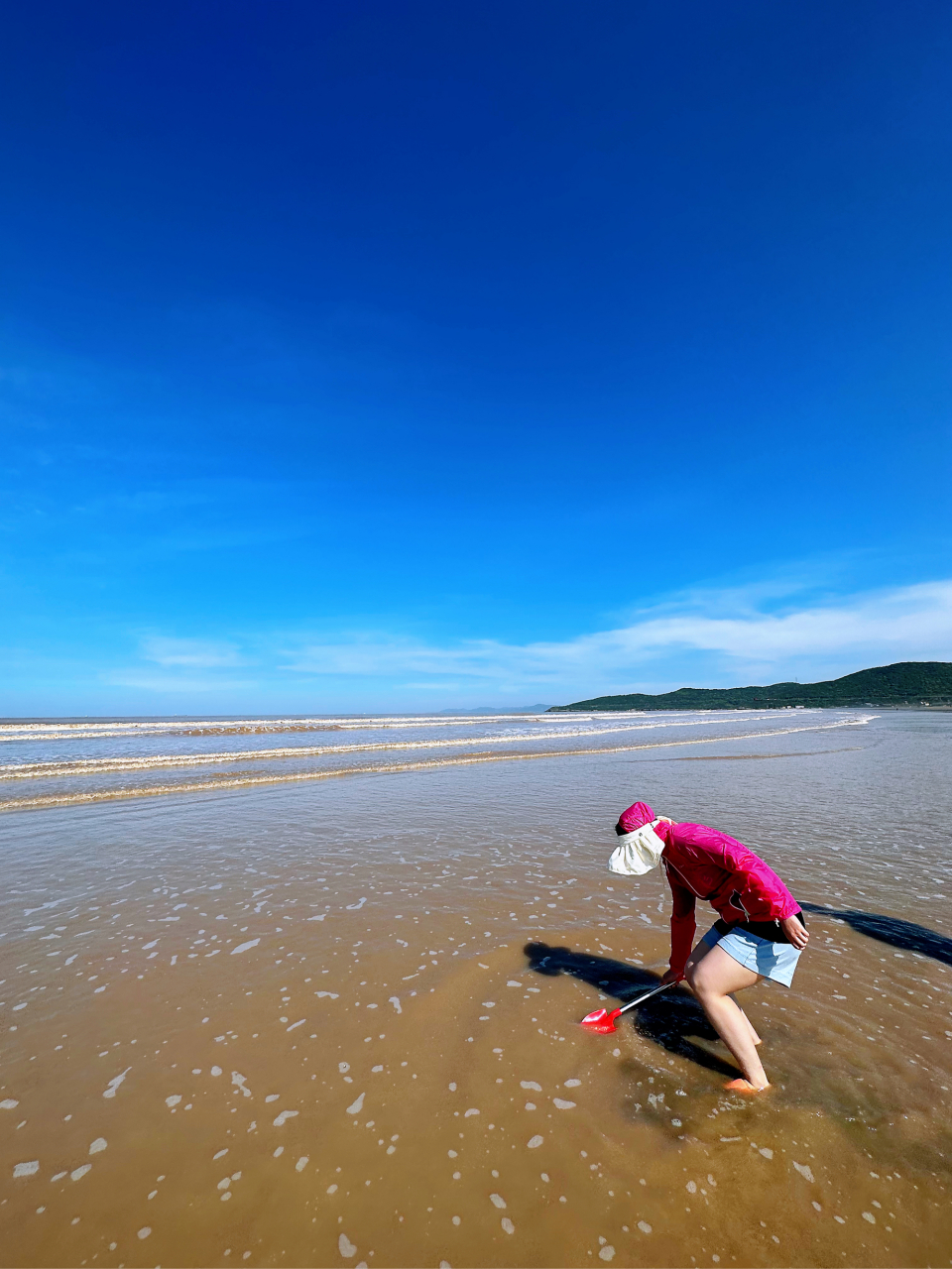 "鹿栏晴沙"位于舟山市岱山岛北部鹿栏山下,全长约3.