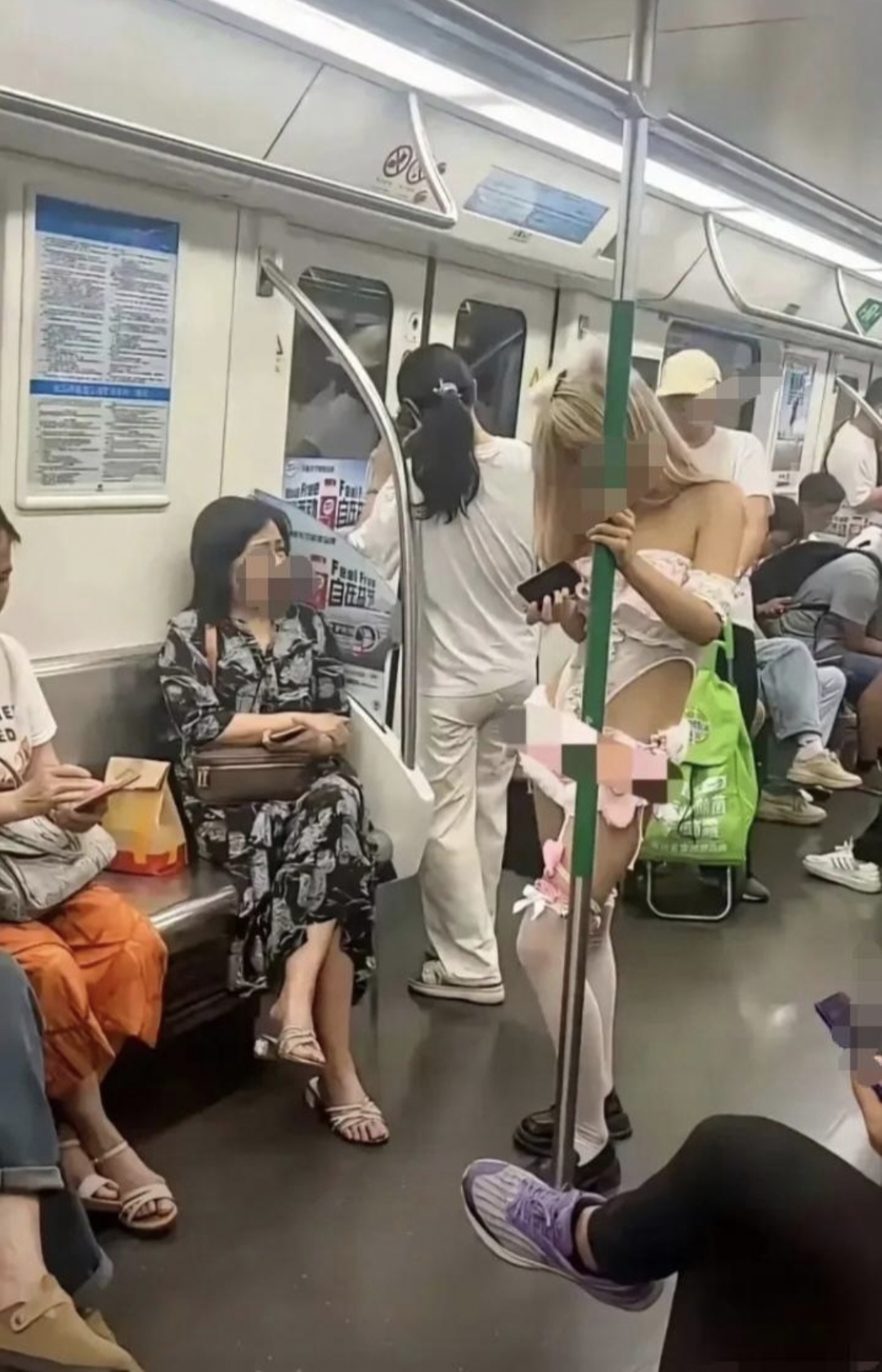 地铁上竟然有一个美女穿着透明衣裤大胆亮相!简直就是辣眼睛啊!