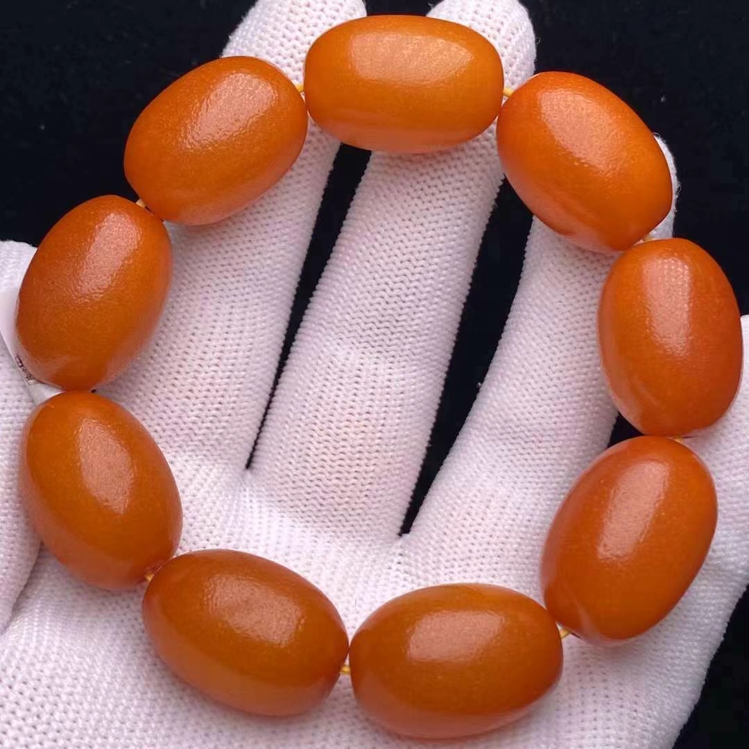 我最近入手了一条老藏红蜡枣珠手串,真的是让我爱不释手