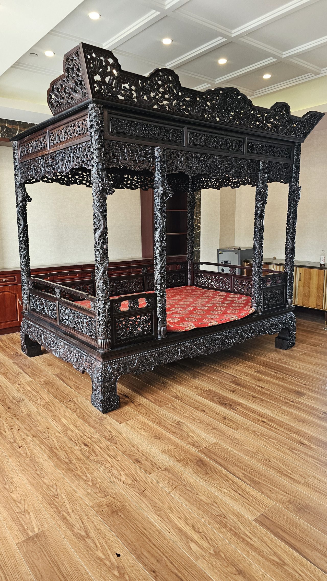 这张大红酸枝红木龙床终于修复完成. 我们是专业修复老家具翻新加固.