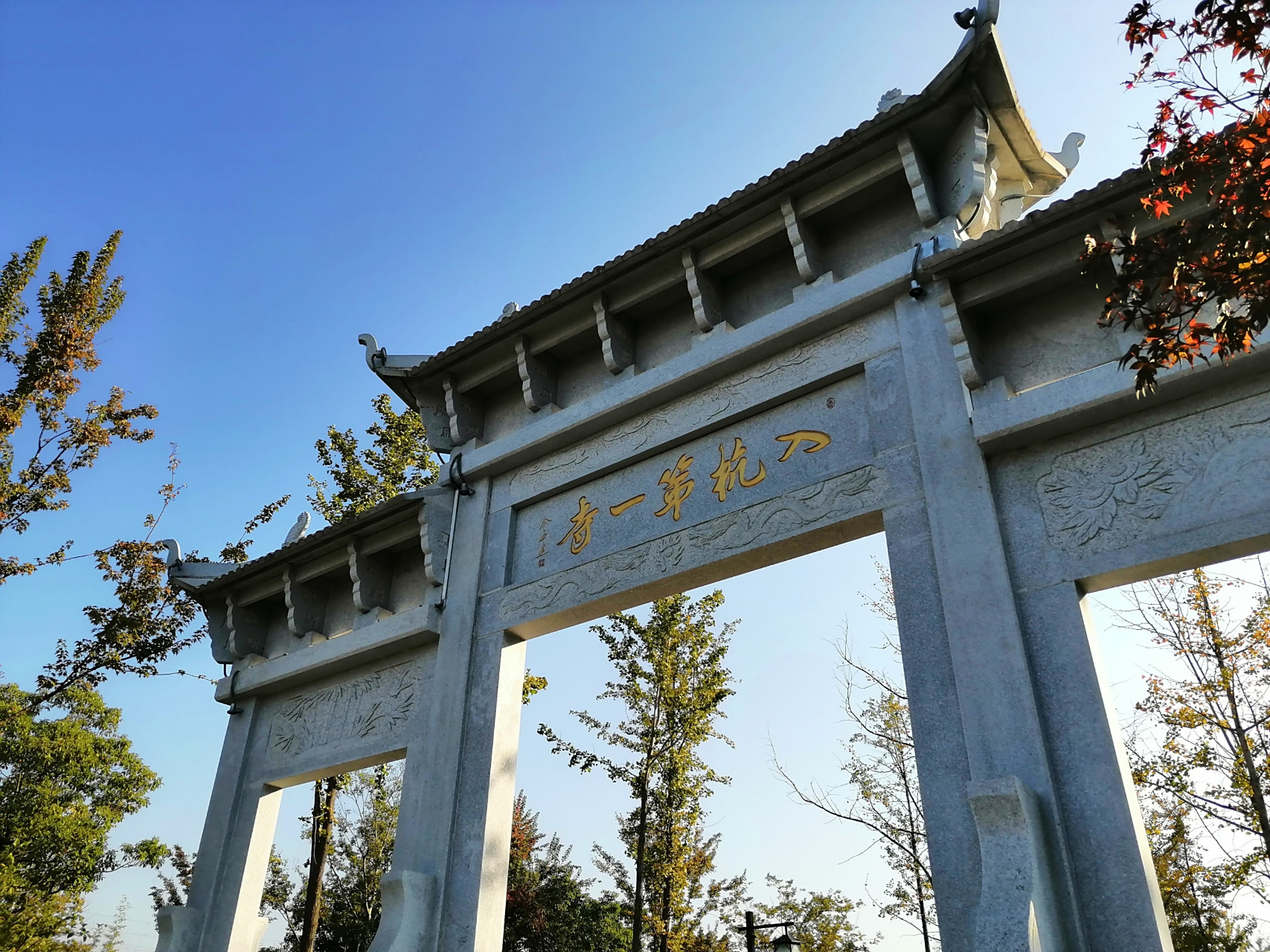 宝积寺位于杭州康桥义桥社区运河东岸,紧挨宣杭铁路运河铁路桥.