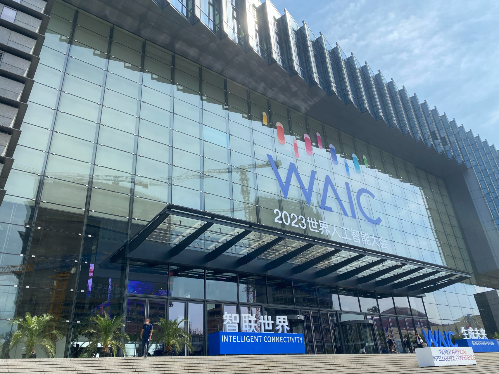 物理学大佬斯蒂芬·霍金就说:"强大的人工智能崛起,要么是人类有史