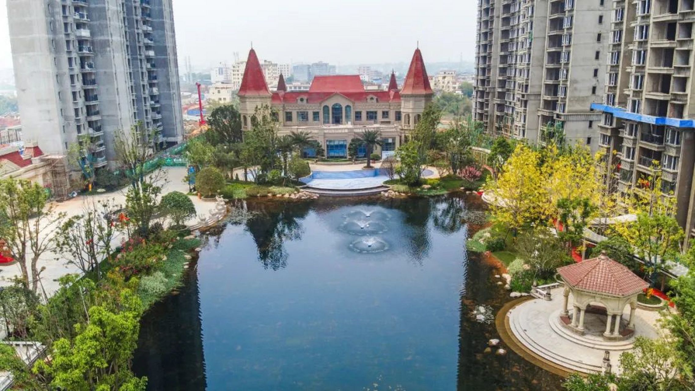 赣州恒大江湾位于南康区东山新区,金融中心旁,蓉江河畔,坐拥一线江景.