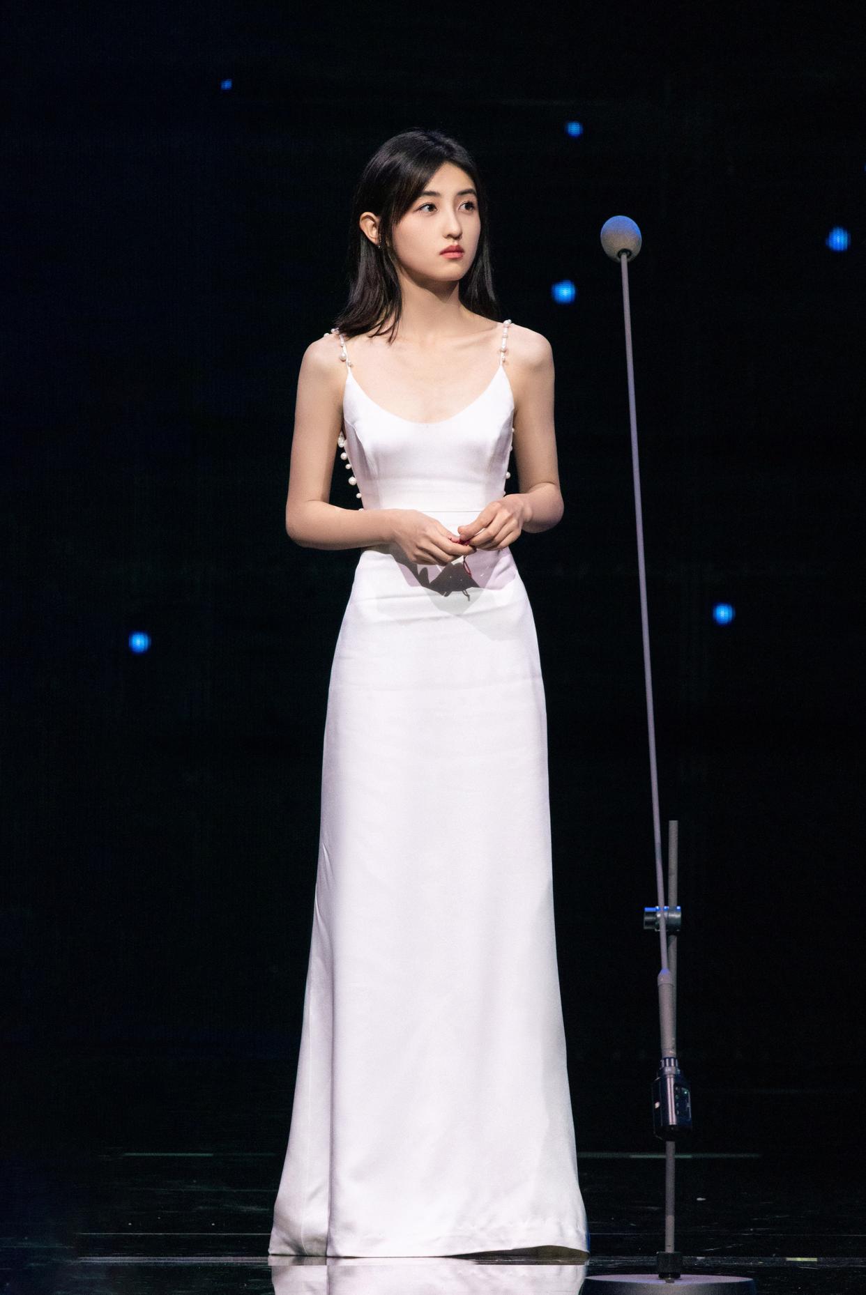 张子枫# 终于穿了一个漂亮的裙子[舔屏]