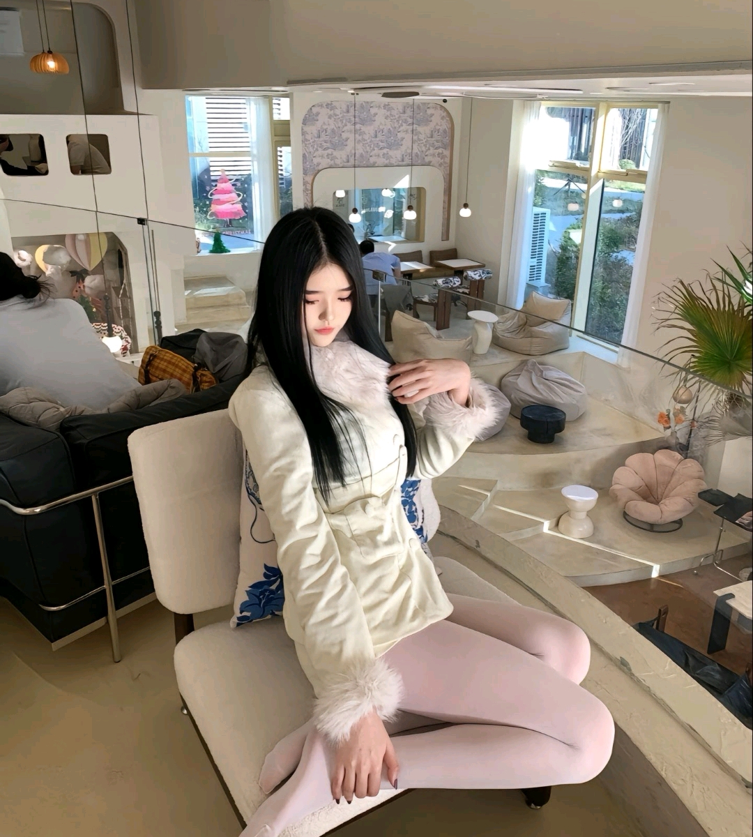 要是她男领导坐她对面,她也这么随意扒拉衣服 估计得被女同事打