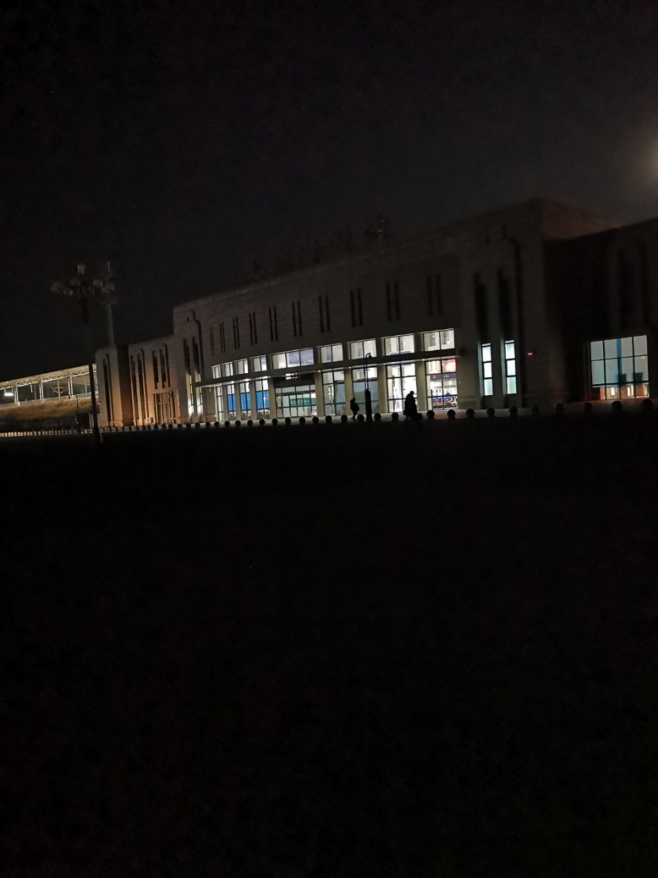 瓦房店西站广场一片漆黑,站标也不亮,广场有灯却没亮过,广场不允许