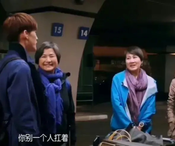 原来不仅刘涛和郑佩佩关系很好,张翰和郑佩佩在私下也续写了缘分,郑