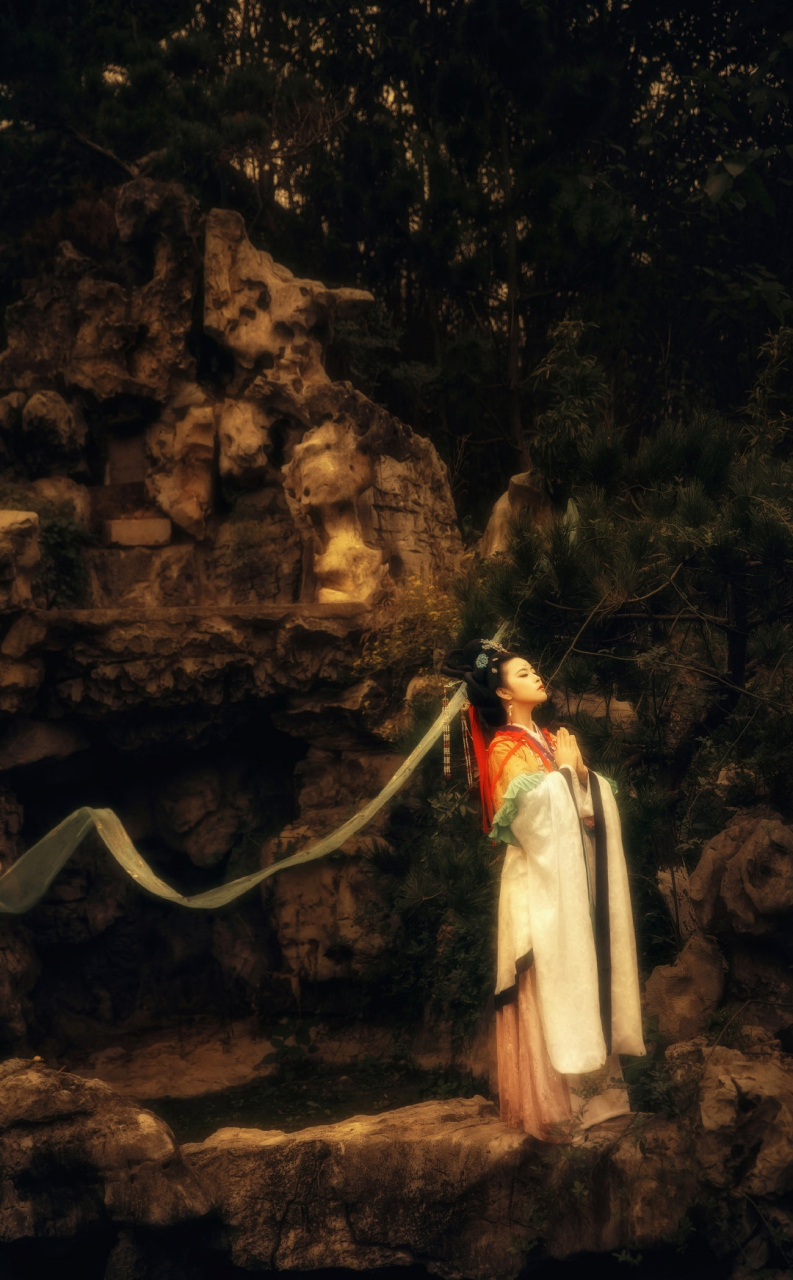 红藕香残玉簟秋; 轻解罗裳,独上兰舟; 云中谁寄锦书来,雁字回时,月满