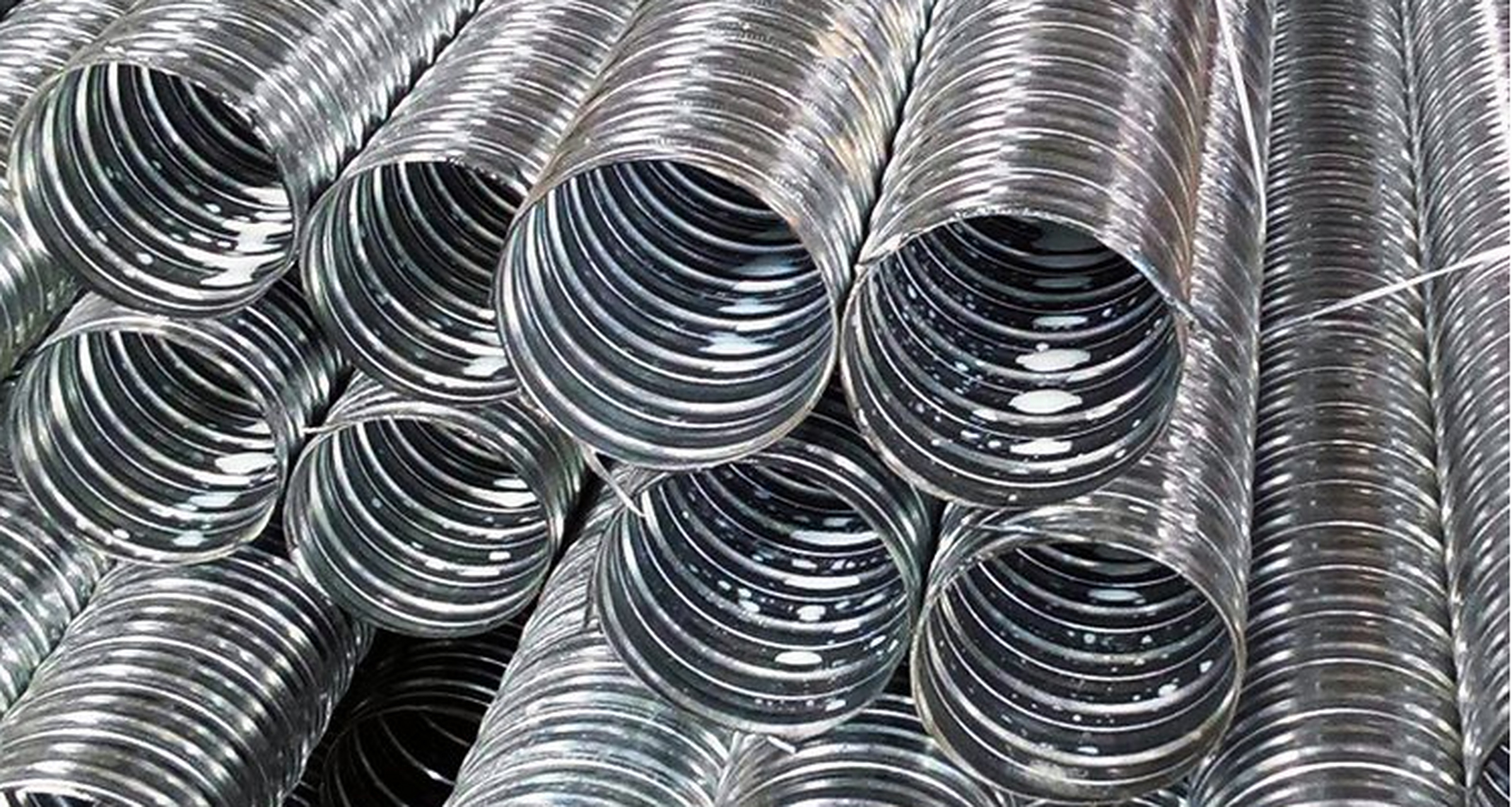 预应力金属波纹管有两种材质组成,一种是黑色的钢带,一种是镀锌的钢带