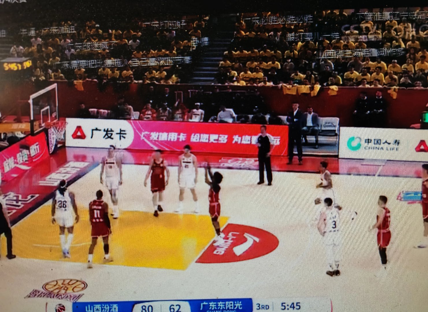 广东深足主场逼平太原亿中超，主场保持不败领跑！