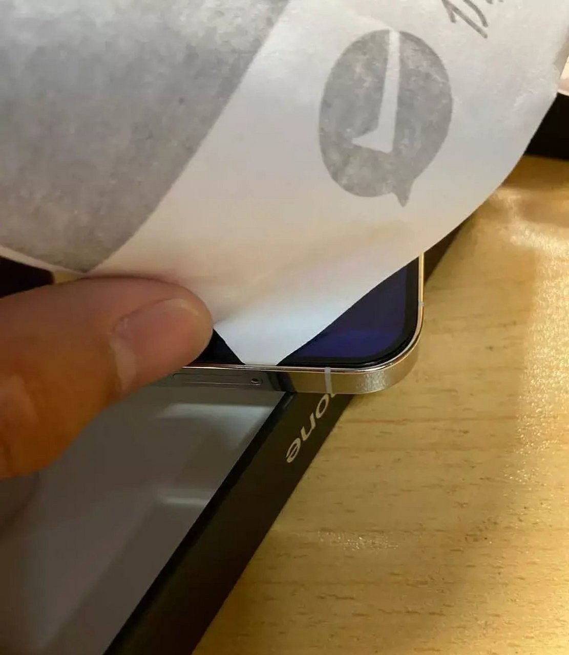 iphone12可以塞一张纸?