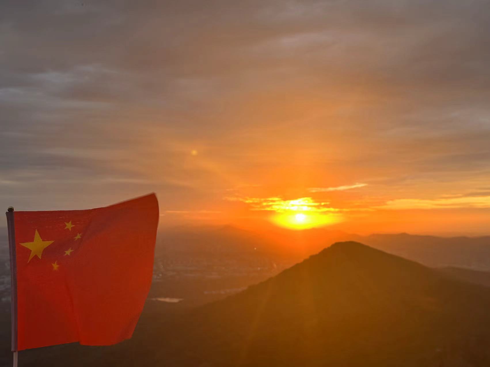 五星红旗是中华人民共和国的象征,我手中握着的是祖国的未来和希望.
