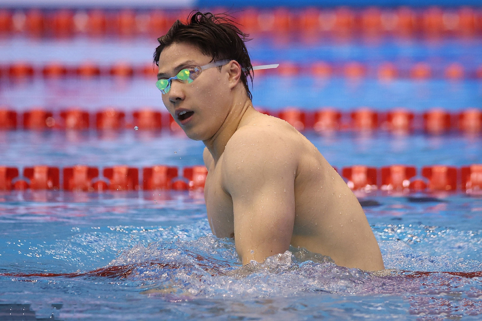 今天,在中国男子100米蛙泳决赛中,中国新星覃海洋以57秒69的成绩夺得