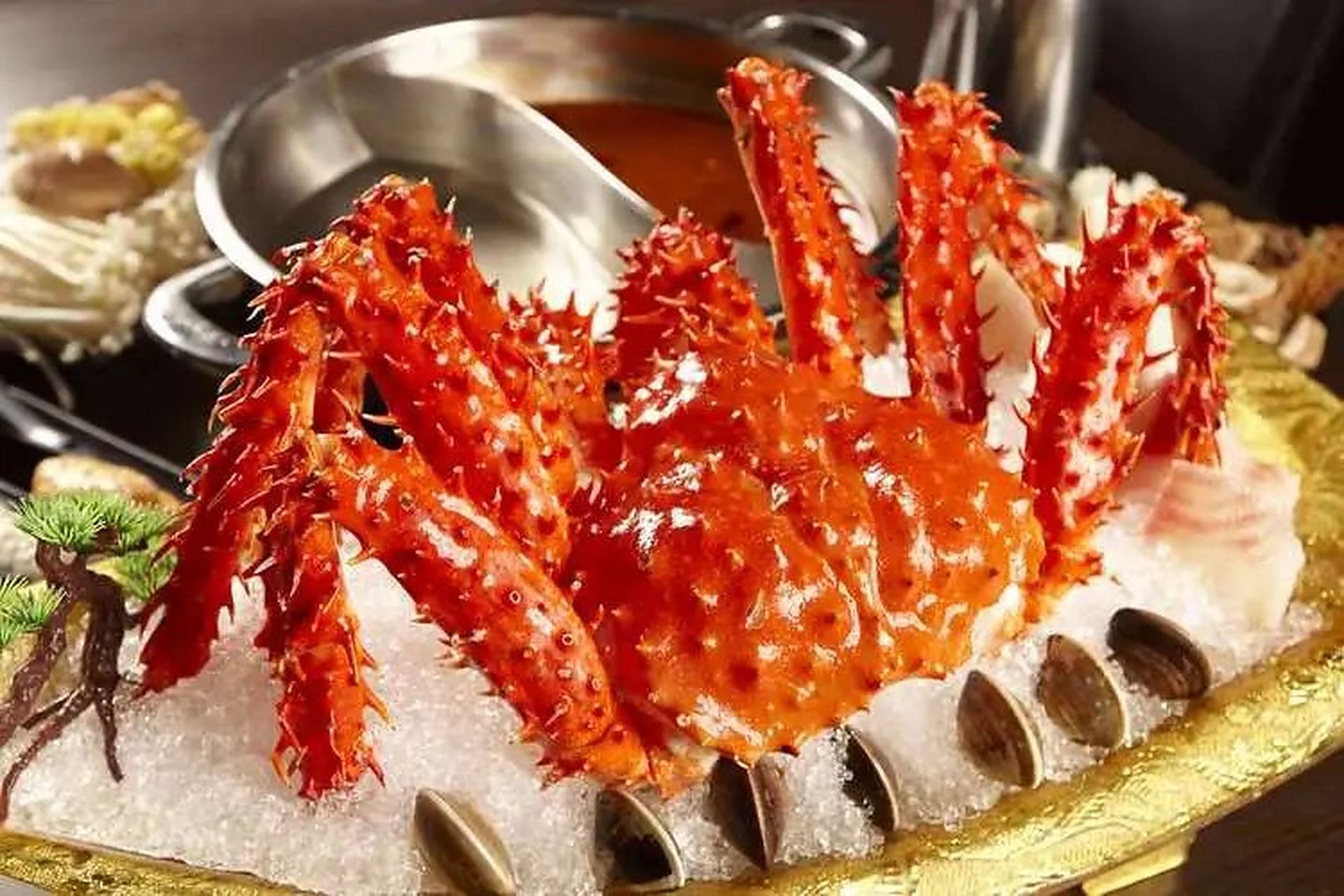 对此,海鲜批发行老板回应称,这个季节红蟹蟹膏是黑色,流黑水是正常