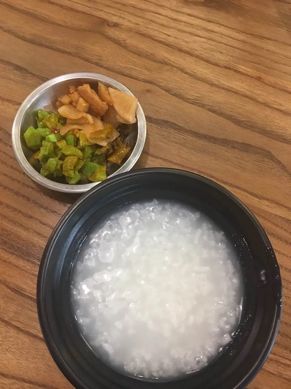 每日煮粥的不解之缘  清晨的餐桌上,婆婆依旧煮着那白花花的大字