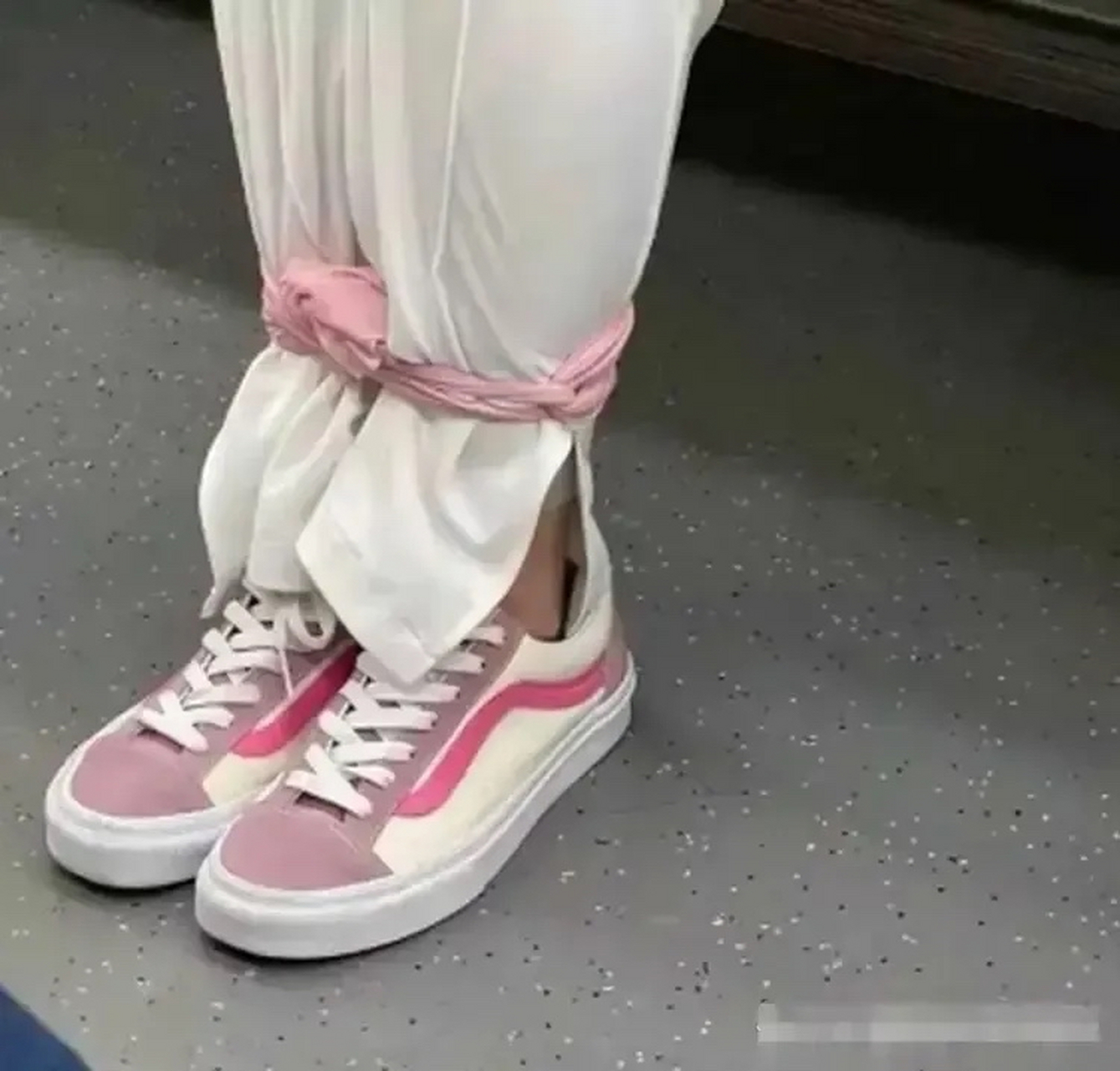 在河南,这样的做法通常只在逝者身上见到,被称为"绊脚绳",寓意着对