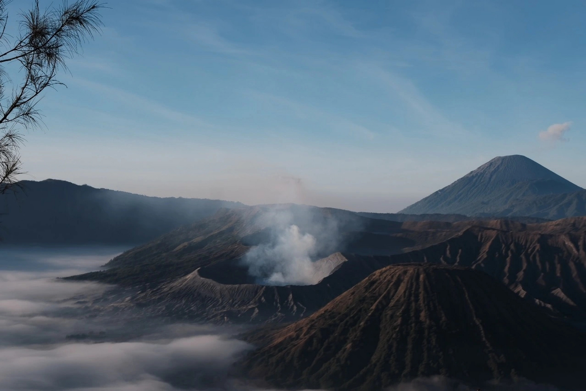 印尼—双火山之旅  布罗莫(bromo)火山:犹如星球表面.