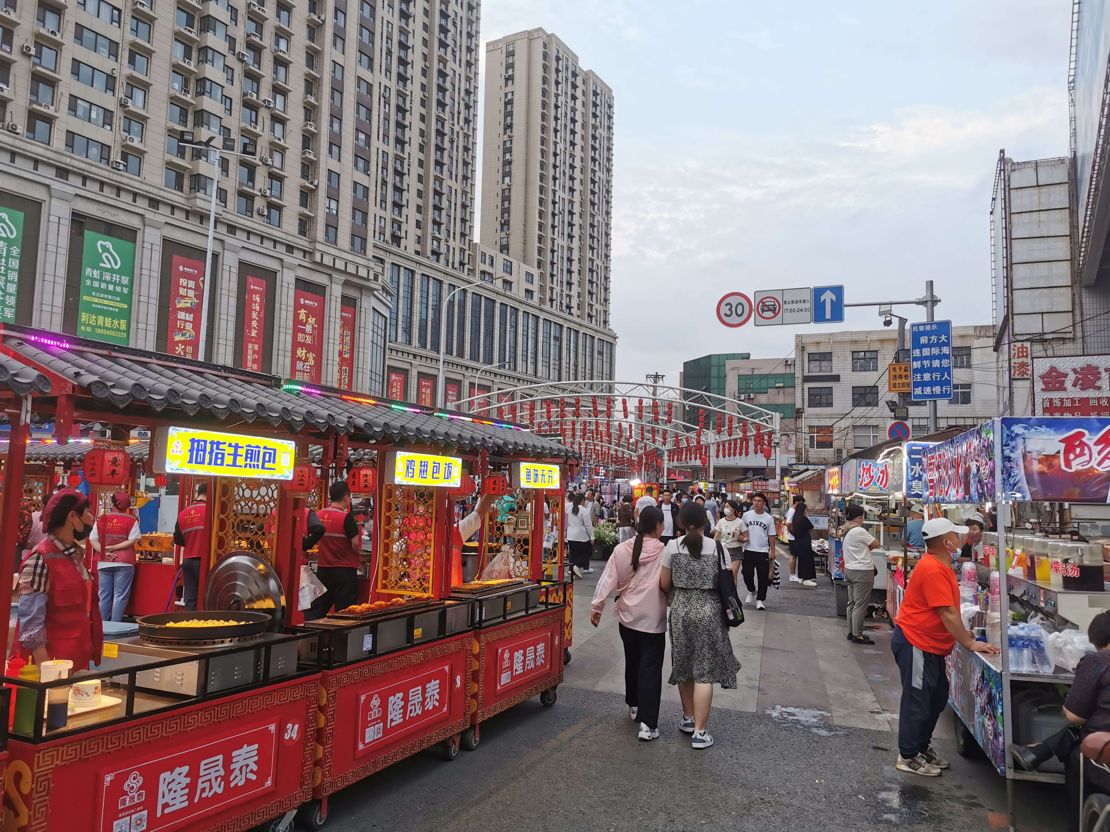 梅姐穷游中国行第43天,晚上锦州古塔夜市  锦州有两个挨着的夜市,古塔