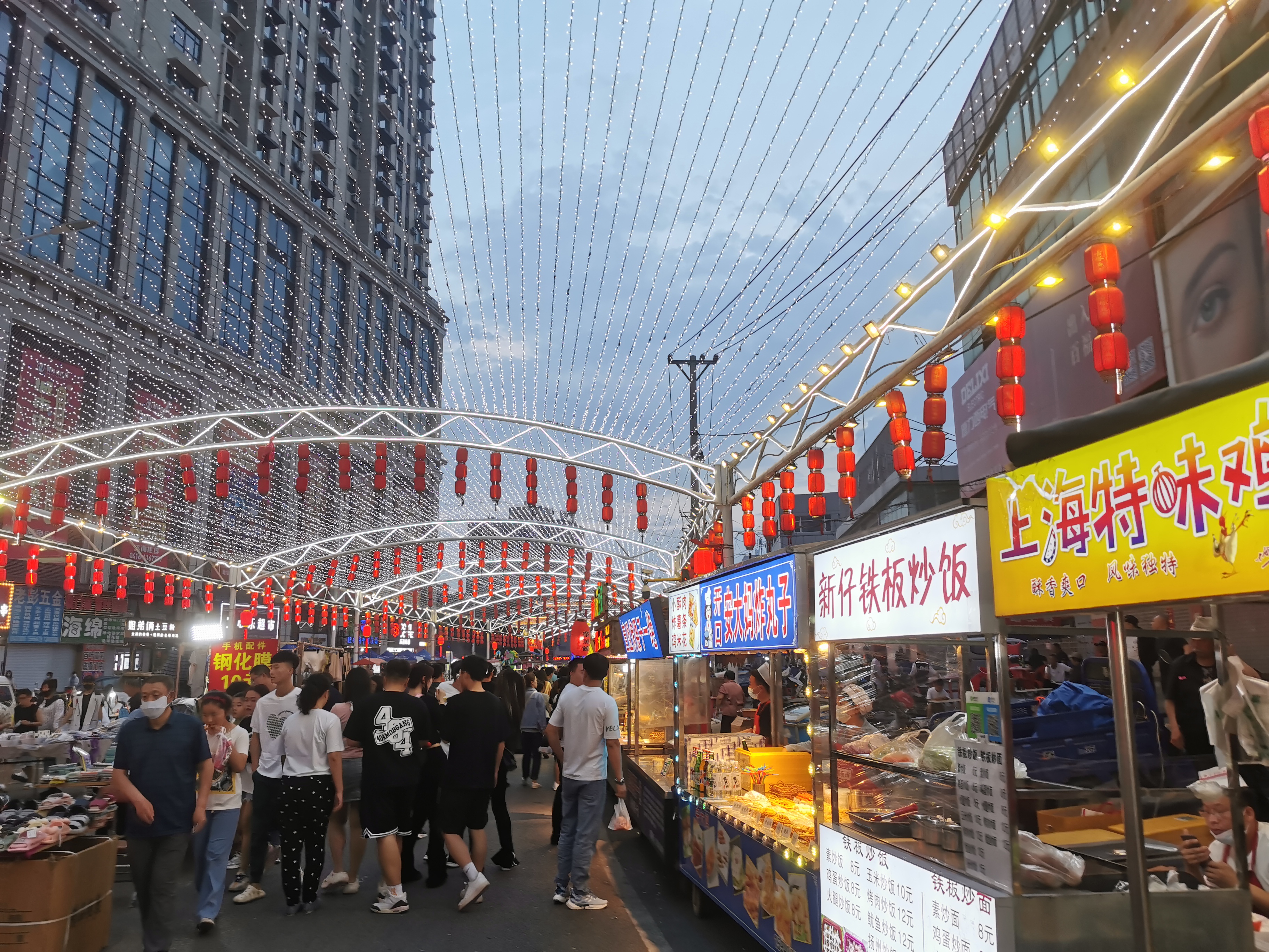 梅姐穷游中国行第43天,晚上锦州古塔夜市  锦州有两个挨着的夜市,古塔