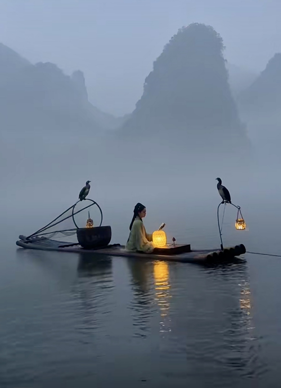 98梦幻河流78在这幅画中,一艘小船悠然漂浮在宁静的河面上,宛如